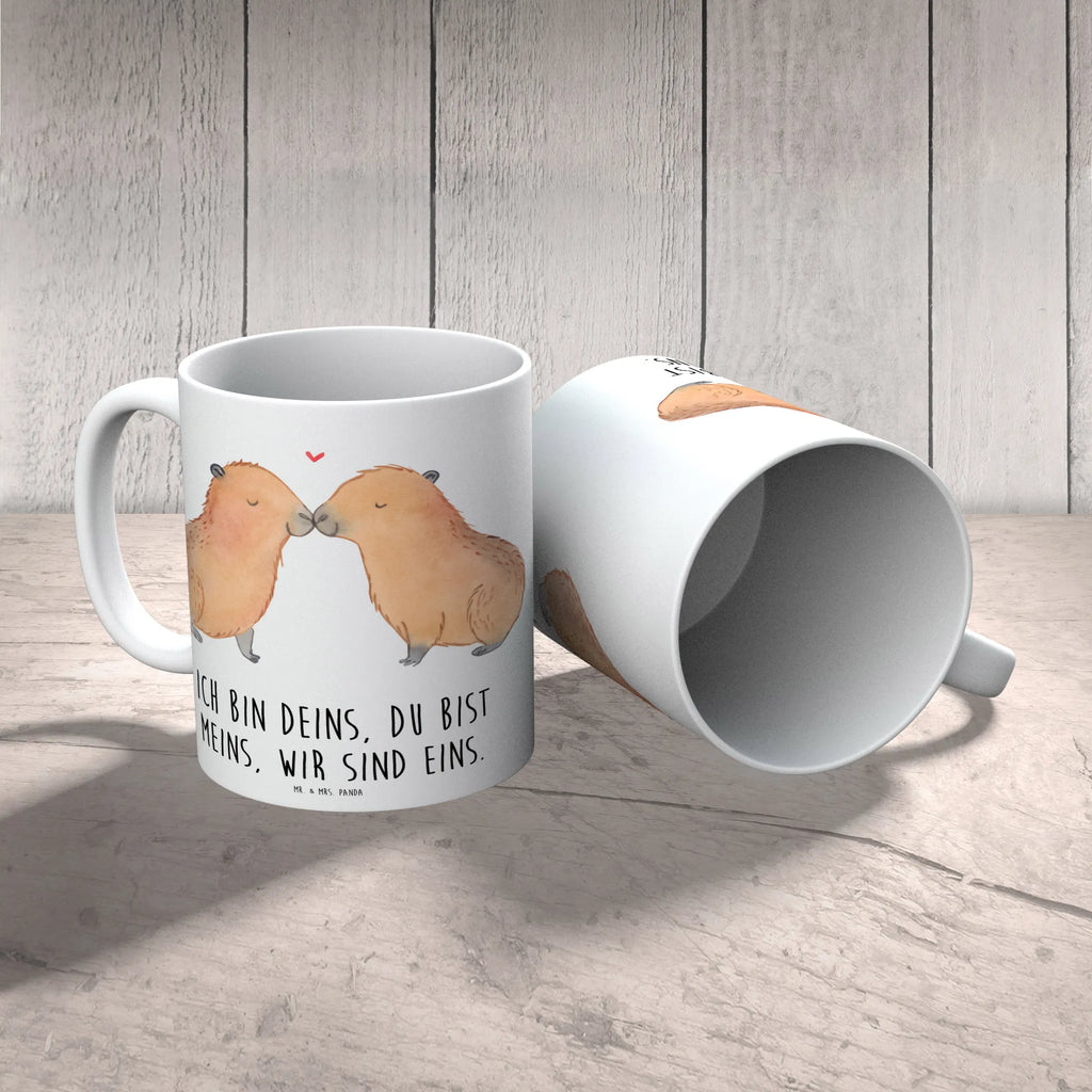 Mug Capybara love Tasse, Tasse mit Zitaten, Teetasse, Geschenktasse, Kaffeetasse, Keramiktasse, Bürotasse, Tasse mit Motiven, Porzellantasse, Tiermotive, Gute Laune, lustige Sprüche, Tiere, Tierliebe, Liebe, Paar, Liebesspruch, Valentinstag, Geschenkidee, Handgezeichnet, Liebesbeweis, Partnertiere, Capybara, Jahrestag, verliebt, Romantisches Geschenk, Herzlich, Du bist meins, Kuschel Capybaras, Ehejubiläum, Ich bin deins, Beziehung, Verschmolzen