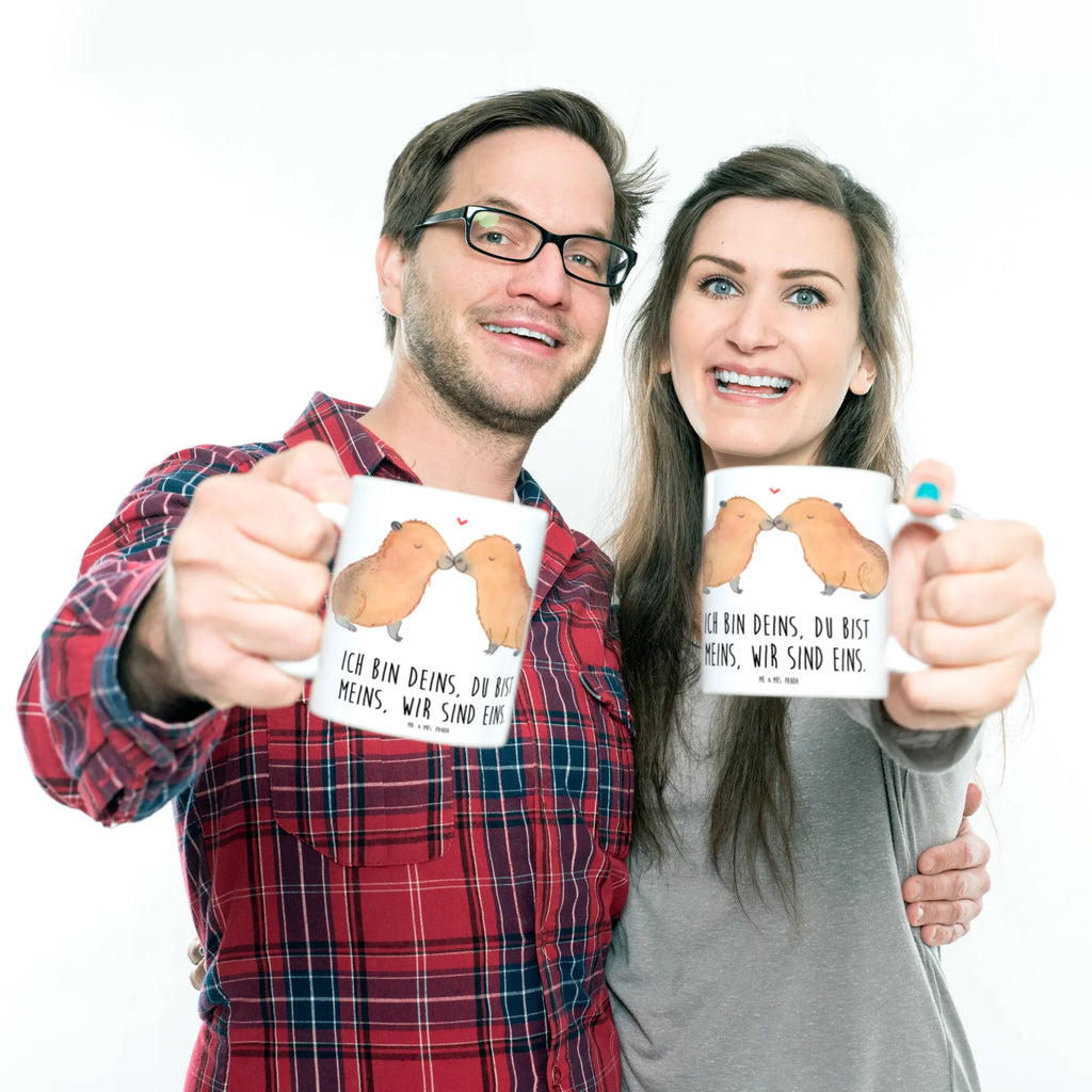 Mug Capybara love Tasse, Tasse mit Zitaten, Teetasse, Geschenktasse, Kaffeetasse, Keramiktasse, Bürotasse, Tasse mit Motiven, Porzellantasse, Tiermotive, Gute Laune, lustige Sprüche, Tiere, Tierliebe, Liebe, Paar, Liebesspruch, Valentinstag, Geschenkidee, Handgezeichnet, Liebesbeweis, Partnertiere, Capybara, Jahrestag, verliebt, Romantisches Geschenk, Herzlich, Du bist meins, Kuschel Capybaras, Ehejubiläum, Ich bin deins, Beziehung, Verschmolzen