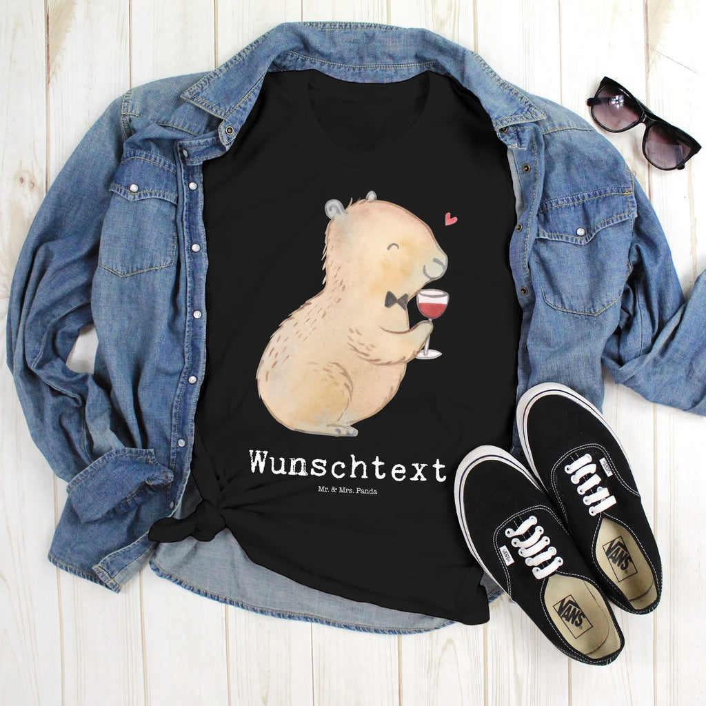 Personalised T-Shirt Capybara wine T-Shirt mit Namen, T-Shirt Personalisiert, T-Shirt mit Aufruck, Männer, Frauen, Gute Laune, lustige Sprüche, Tiere, Tiermotive, Weintrinkendes Nagetier, Capybara Kunstwerk, Liebe zum Wein Spruch, Weinliebhaber Geschenk, Panda Handzeichnung, Heiterer Capybara, Adrette Tiere, Capybara Zeichnung, Handgezeichnetes Capybara, Capybara Weinflasche, Geschenk für Weinkenner, Stilvolles Capybara, Wein Spaßbild