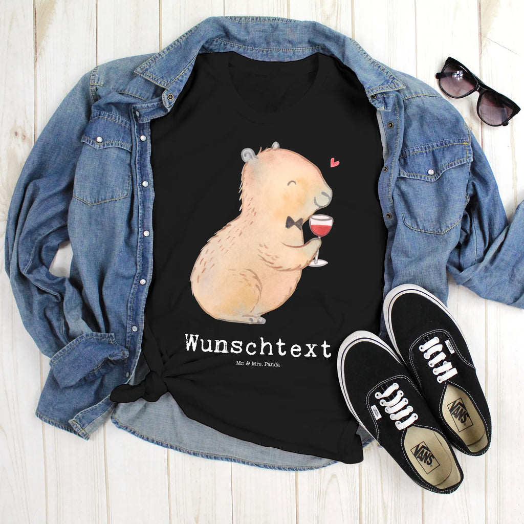 Personalised T-Shirt Capybara wine T-Shirt mit Namen, T-Shirt Personalisiert, T-Shirt mit Aufruck, Männer, Frauen, Gute Laune, lustige Sprüche, Tiere, Tiermotive, Weintrinkendes Nagetier, Capybara Kunstwerk, Liebe zum Wein Spruch, Weinliebhaber Geschenk, Panda Handzeichnung, Heiterer Capybara, Adrette Tiere, Capybara Zeichnung, Handgezeichnetes Capybara, Capybara Weinflasche, Geschenk für Weinkenner, Stilvolles Capybara, Wein Spaßbild