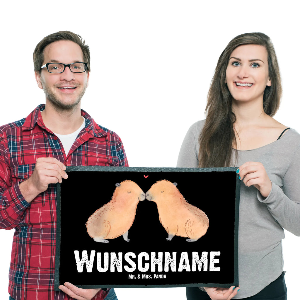 Personalisierte Fußmatte Capybara Liebe Türvorleger mit Namen, Haustürmatte Personalisiert, Wunschnamen, Namensfussmatte, Türvorleger Personalisiert, Fußmatte Bedrucken, Personalisierte Fußmatte, Fußmatte mit Namen, Personalisiert, Personalisierung, Bedrucken, Gute Laune, Tiermotive, Tiere, Lustige Sprüche, Geschenkidee, Ich Bin Deins, Romantisches Geschenk, Liebesspruch, Liebesbeweis, Handgezeichnet, Ehejubiläum, Tierliebe, Verschmolzen, Kuschel Capybaras, Valentinstag, Beziehung, Liebe, Paar, Capybara, Herzlich, Jahrestag, Verliebt, Du Bist Meins, Partnertiere
