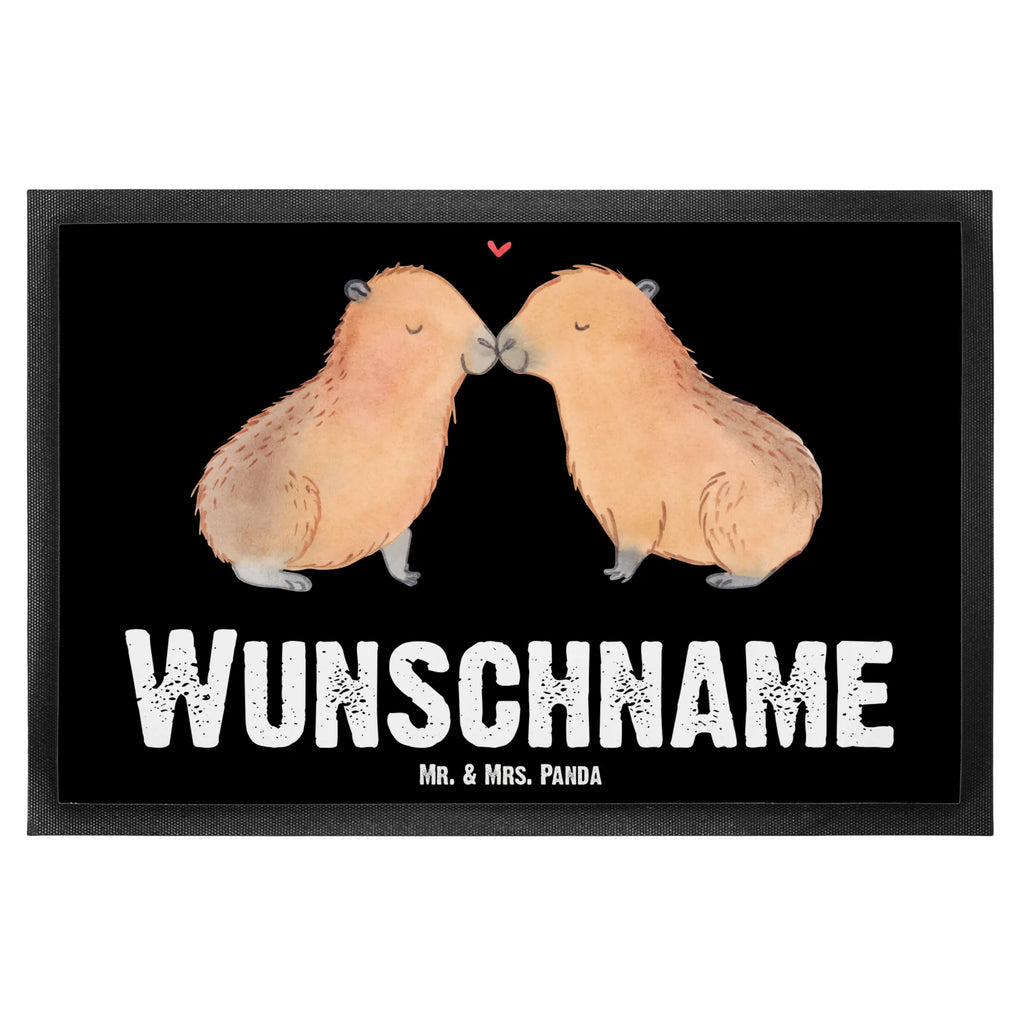 Personalisierte Fußmatte Capybara Liebe Türvorleger mit Namen, Haustürmatte Personalisiert, Wunschnamen, Namensfussmatte, Türvorleger Personalisiert, Fußmatte Bedrucken, Personalisierte Fußmatte, Fußmatte mit Namen, Personalisiert, Personalisierung, Bedrucken, Gute Laune, Tiermotive, Tiere, Lustige Sprüche, Geschenkidee, Ich Bin Deins, Romantisches Geschenk, Liebesspruch, Liebesbeweis, Handgezeichnet, Ehejubiläum, Tierliebe, Verschmolzen, Kuschel Capybaras, Valentinstag, Beziehung, Liebe, Paar, Capybara, Herzlich, Jahrestag, Verliebt, Du Bist Meins, Partnertiere