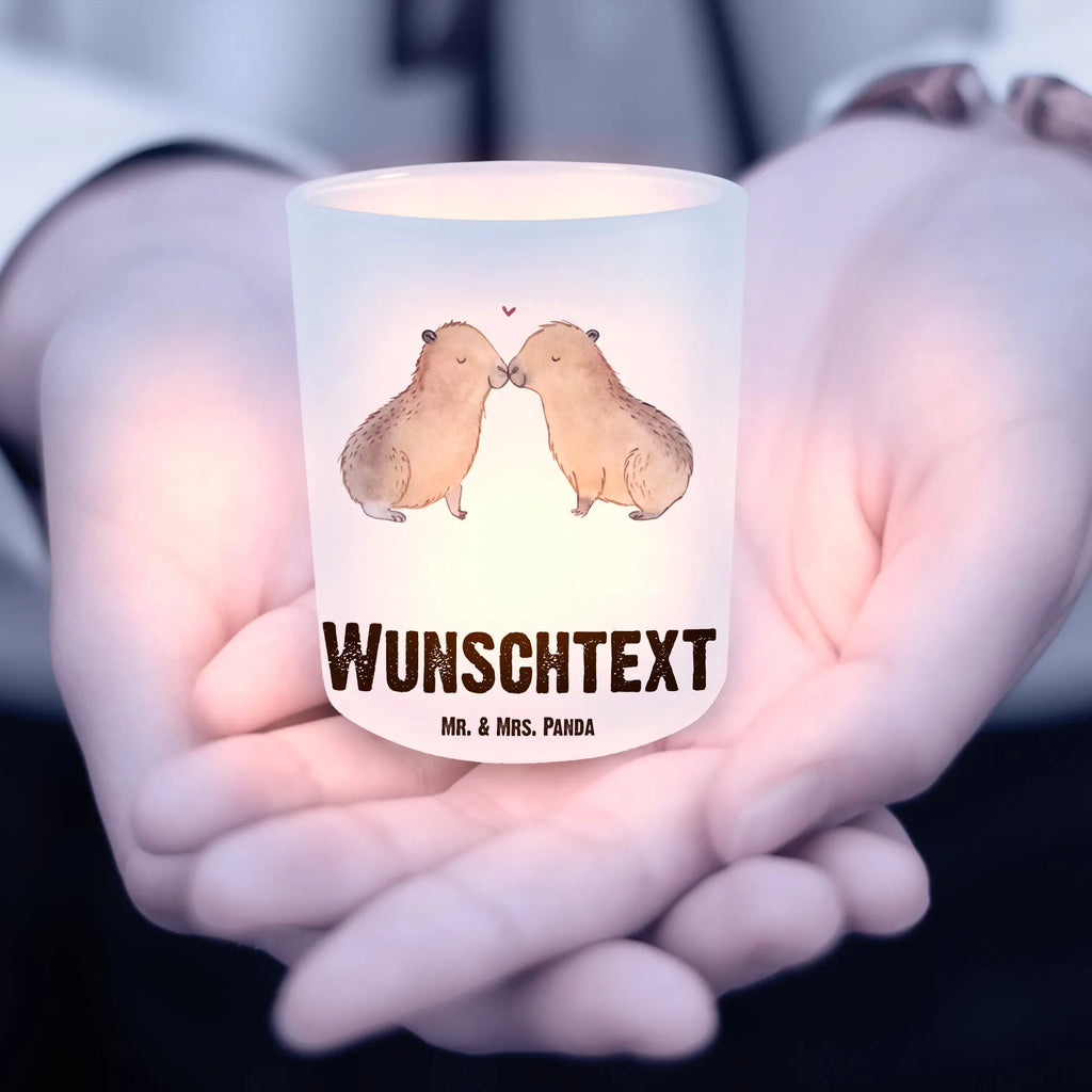 Personalisiertes Windlicht Capybara Liebe Teelichthalter für Draußen Selber Gestalten, Windlichter für Teelichter, Windlicht Draußen Selber Gestalten, Windlicht Dekoration mit Namen, Windlicht Garten mit Namen, Windlichter mit Namen, Teelichthalter Outdoor mit Namen, Kerzengläser, Teelicht Glas mit Namen, Teelichthalter mit Namen, Windlicht Glas mit Wunschtext, Windlicht mit Namen, Teelichthalter mit Wunschtext, Windlichtgläser, Windglas, Windlicht Vintage mit Namen, Lustige Sprüche, Tiere, Tiermotive, Gute Laune, Capybara, Liebesbeweis, Liebe, Kuschel Capybaras, Verschmolzen, Du Bist Meins, Tierliebe, Beziehung, Partnertiere, Jahrestag, Paar, Ehejubiläum, Handgezeichnet, Romantisches Geschenk, Valentinstag, Geschenkidee, Herzlich, Liebesspruch, Ich Bin Deins, Verliebt
