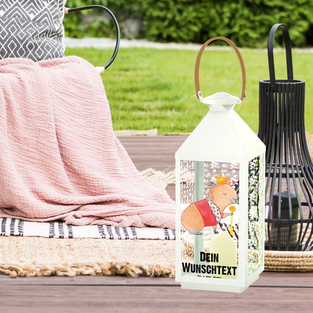 Personalisierte Deko Laterne Capybara König Laterne Mit Blumenmotiv Und Wunschname, Landhausstil-Laterne Mit Namen, XXL-Laterne Mit Wunschname, Gartenlaterne Personalisiert, Skandinavische Laterne Mit Namen, Laterne Mit Sternenmuster Und Namen, Innenraum-Laterne Mit Namen, Lichterlaterne Mit Wunschname, Metalllaterne Mit Namen, Personalisierte Deko Laterne, Pastellfarbene Laterne Mit Namensdruck, Glaslaterne Mit Wunschname, Windlichtlaterne Mit Namensgravur, Vintage-Laterne Personalisiert, Laterne Mit Griff Und Wunschname, Laternenwindlicht Mit Namen, Shabby-Chic-Laterne Mit Wunschname, Terrasse-Laterne Mit Wunschnamen, Minimalistische Laterne Mit Namen, Tischlaterne Mit Wunschname, Spiegelglas-Laterne Mit Namensdruck, LED-Laterne Mit Namensgravur, Romantische Laterne Mit Wunschname, Klassische Laterne Mit Namensgravur, Lichterkettenlaterne Mit Namen, Maritim-Laterne Mit Wunschname, Hängelaterne Deko Mit Namen, Orientalische Laterne Mit Namensdruck, Weiße Laterne Mit Wunschname, Holzlaterne Mit Namensdruck, Hängelaterne Mit Namensgravur, Stellbare Laterne Mit Namen, Laternen-Set Personalisiert, Motivlaterne Mit Namensgravur, Kerzenlaterne Mit Namensdruck, Moderne Laterne Mit Namen, Laterne Deko Mit Namen, Wetterfeste Laterne Mit Wunschname, Kleine Laterne Mit Namensdruck, Teelichthalter Laterne Mit Wunschname, Outdoor-Laterne Mit Wunschname, Deko Laterne Mit Namen, Rustikale Laterne Mit Namensgravur, Beleuchtete Laterne Mit Namen, Dekolaterne Mit Wunschname, Tiermotive, Gute Laune, lustige Sprüche, Tiere, König, Capybara