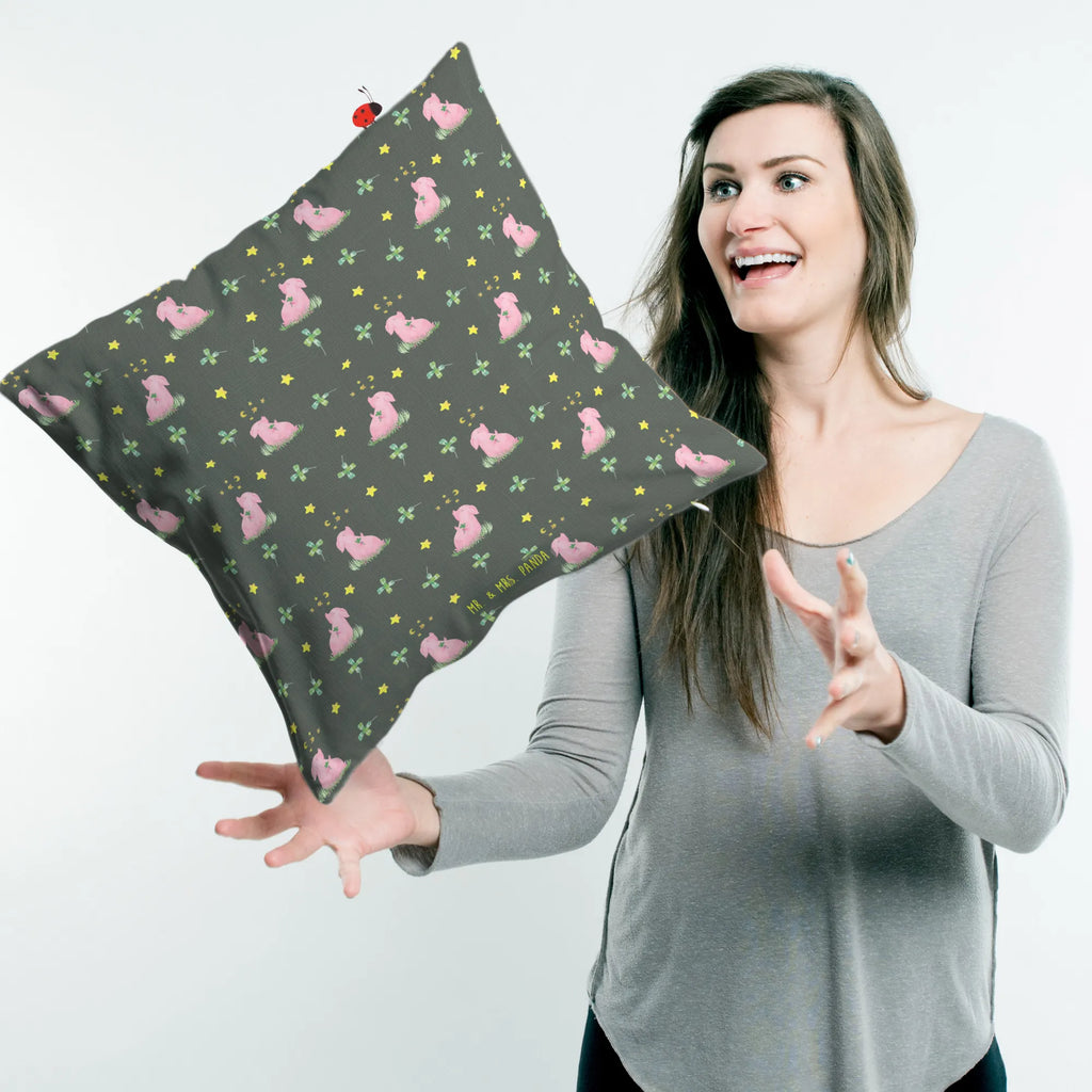 40x40 Kissen Schwein Glück Muster couchkissen 40x40, Zierkissen, Kuschelkissen, zierkissen 40x40, Couchkissen, microfaser dekokissen, Dekokissen, deko kissen, 40 X 40 Kissen, kuschelkissen 40x40, Sofakissen 40x40, wohnzimmer kissen, zier kissen, microfaser kopfkissen, couch kissen, Polsterkissen, Sofakissen, Kopfkissen 40x40, microfaser sofakissen, Kissen 40x40, Dekokissen 40x40, 40x40 kissen, sofa kissen, kissen 40 x 40, Kissen, Dekokissen Sofa, Kopfkissen, Mikrofaser Kissen, kissen für sofa, microfaser zierkissen, kissen für couch, wurfkissen, kissen mikrofaser, kuschel kissen, Motivkissen, Lustige Sprüche, Tiere, Tiermotive, Gute Laune, Schweinchen, Sterne, Motivation, Sernchen, Glücksschwein. Glück, Glücksbringer, Schwein, Ziele, Träume