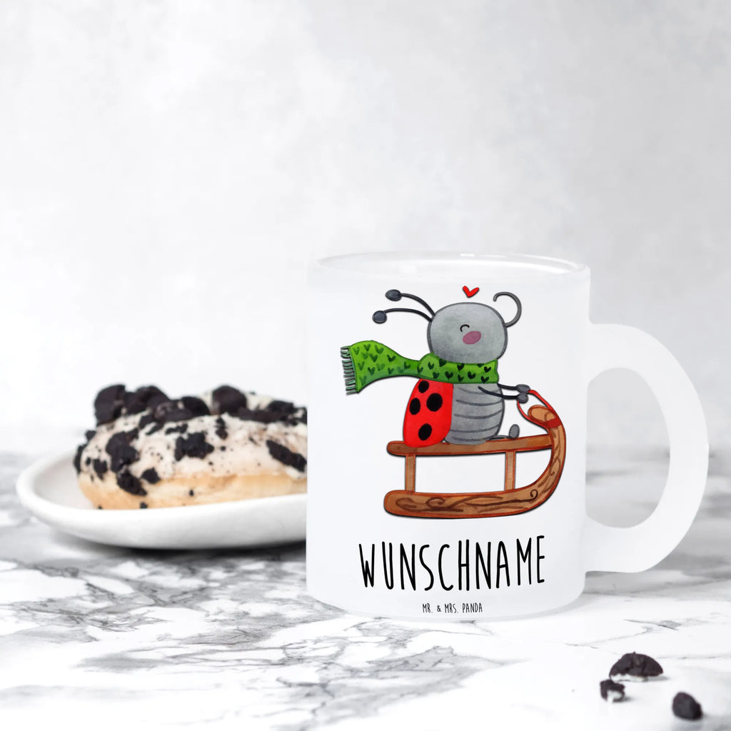 Personalisierte Teetasse Smörle Rodeln Nachhaltige Teetasse Mit Wunschtext, Spülmaschinenfeste Teetasse Mit Text, Teegläser, Firmengeschenk mit Wunschtext, Teetasse Mit Gravur, Emailletasse Mit Wunschtext, Teetasse Für Frauen Mit Spruch, Kleine Teetasse Mit Wunschtext, Mikrowellengeeignete Teetasse Mit Namen, Teetasse Mit Tiermotiv Und Wunschtext, Teetasse Mit Wunschtext, Teetasse Groß Mit Namen, Teetasse Selbst Gestalten, Teetasse Für Kinder Mit Wunschtext, Teetasse Für Männer Mit Namen, Teetasse Personalisiert, Vintage Teetasse Mit Gravur, Glas Teebecher, Tasse Für Tee Mit Wunschtext, Lustige Teetasse Mit Namen, Teetasse Mit Henkel Und Text, Teetasse Mit Liebevollem Text, Teetasse Mit Initialen, Teetasse Mit Namen, Teetasse Geschenk Personalisiert, Teetasse Modern Personalisiert, Lieblings Teetasse Mit Wunschtext, Teetasse aus Glas, Glas Teetasse Personalisiert, Tasse Für Tee Mit Namen, Porzellantasse Mit Gravur, Design Teetasse Mit Gravur, Teetasse Bedruckt Mit Wunschtext, Personalisierte Teetasse, Keramiktasse Mit Namen, Werbegeschenk mit Firmennamen, Weihnachten, Winter, Weihnachtsdeko, Nikolaus, Advent, Heiligabend, Wintermotiv, Schlittenfahren, Smörle, Marzipan