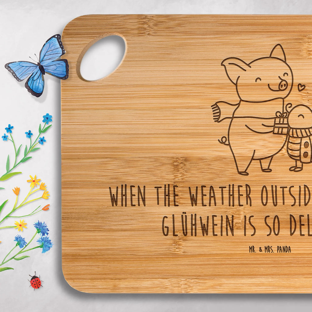 Servierbrett Glühschwein Smörle Servierbrett, Schneidebrett, Brett, Hackbrett, Küchenbrett, Holzbrett, Holzbrettchen, Frühstücksbrett, Winter, Weihnachten, Weihnachtsdeko, Nikolaus, Advent, Heiligabend, Wintermotiv, Romantische Geschenkidee Glühwein, Winterlicher Glühwein Spruch, Marienkäfer in Winterkleidung, Handgezeichnetes Glühschwein, Smörle der stolze Marienkäfer, Glühwein ist köstlich Spruch, Glühwein Liebhaber Geschenk, Kreatives Glühschwein Design, Süßer Marienkäfer gibt Geschenk, Herzliches Marienkäfer Motiv