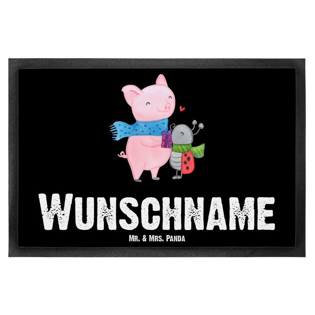 Personalisierte Fußmatte Glühschwein Smörle Personalisierung, Personalisierte Fußmatte, Türvorleger mit Namen, Wunschnamen, Namensfussmatte, Personalisiert, Fußmatte Bedrucken, Türvorleger Personalisiert, Haustürmatte Personalisiert, Bedrucken, Fußmatte mit Namen, Wintermotiv, Heiligabend, Advent, Weihnachten, Nikolaus, Weihnachtsdeko, Winter, Romantische Geschenkidee Glühwein, Süßer Marienkäfer Gibt Geschenk, Glühwein Liebhaber Geschenk, Glühwein Ist Köstlich Spruch, Kreatives Glühschwein Design, Winterlicher Glühwein Spruch, Marienkäfer in Winterkleidung, Herzliches Marienkäfer Motiv, Smörle Der Stolze Marienkäfer, Handgezeichnetes Glühschwein