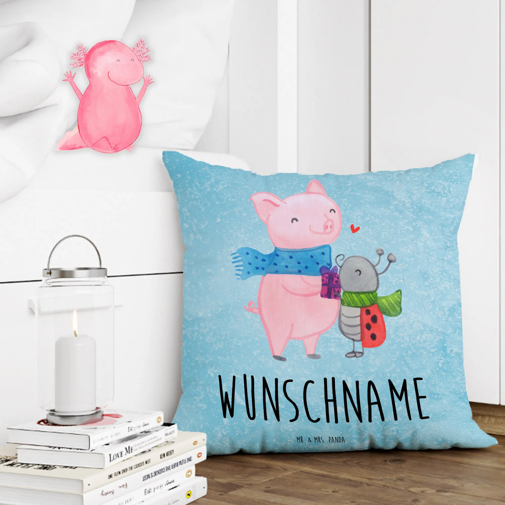 Personalisiertes Kissen Glühschwein Smörle bedrucken, Kopfkissen, Name, personalisiert, Kissen, Wunschname, Winter, Weihnachten, Weihnachtsdeko, Nikolaus, Advent, Heiligabend, Wintermotiv, Herzliches Marienkäfer Motiv, Smörle der stolze Marienkäfer, Glühwein Liebhaber Geschenk, Süßer Marienkäfer gibt Geschenk, Kreatives Glühschwein Design, Marienkäfer in Winterkleidung, Romantische Geschenkidee Glühwein, Winterlicher Glühwein Spruch, Handgezeichnetes Glühschwein, Glühwein ist köstlich Spruch