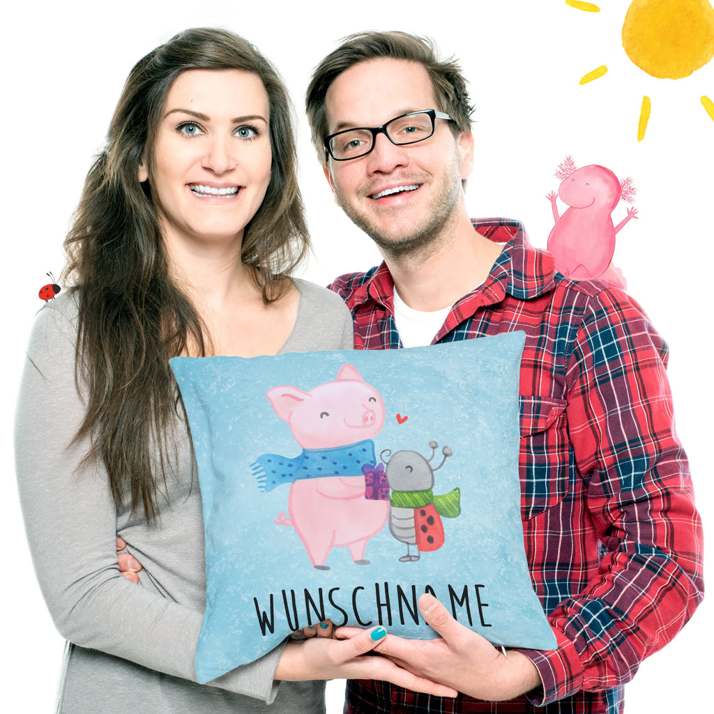 Personalisiertes Kissen Glühschwein Smörle bedrucken, Kopfkissen, Name, personalisiert, Kissen, Wunschname, Winter, Weihnachten, Weihnachtsdeko, Nikolaus, Advent, Heiligabend, Wintermotiv, Herzliches Marienkäfer Motiv, Smörle der stolze Marienkäfer, Glühwein Liebhaber Geschenk, Süßer Marienkäfer gibt Geschenk, Kreatives Glühschwein Design, Marienkäfer in Winterkleidung, Romantische Geschenkidee Glühwein, Winterlicher Glühwein Spruch, Handgezeichnetes Glühschwein, Glühwein ist köstlich Spruch