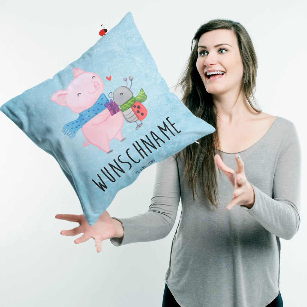 Personalisiertes Kissen Glühschwein Smörle bedrucken, Kopfkissen, Name, personalisiert, Kissen, Wunschname, Winter, Weihnachten, Weihnachtsdeko, Nikolaus, Advent, Heiligabend, Wintermotiv, Herzliches Marienkäfer Motiv, Smörle der stolze Marienkäfer, Glühwein Liebhaber Geschenk, Süßer Marienkäfer gibt Geschenk, Kreatives Glühschwein Design, Marienkäfer in Winterkleidung, Romantische Geschenkidee Glühwein, Winterlicher Glühwein Spruch, Handgezeichnetes Glühschwein, Glühwein ist köstlich Spruch