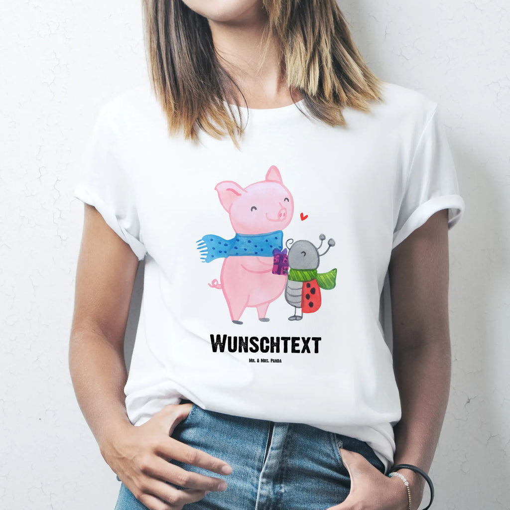 Rozmiar L Personalizowana koszulka Rozgrzana Świnka Smörle T-Shirt mit Aufruck, T-Shirt mit Namen, T-Shirt Personalisiert, Weihnachten, Winter, Weihnachtsdeko, Nikolaus, Advent, Heiligabend, Wintermotiv, Glühwein Liebhaber Geschenk, Marienkäfer in Winterkleidung, Handgezeichnetes Glühschwein, Herzliches Marienkäfer Motiv, Winterlicher Glühwein Spruch, Romantische Geschenkidee Glühwein, Glühwein Ist Köstlich Spruch, Kreatives Glühschwein Design, Süßer Marienkäfer Gibt Geschenk, Smörle Der Stolze Marienkäfer