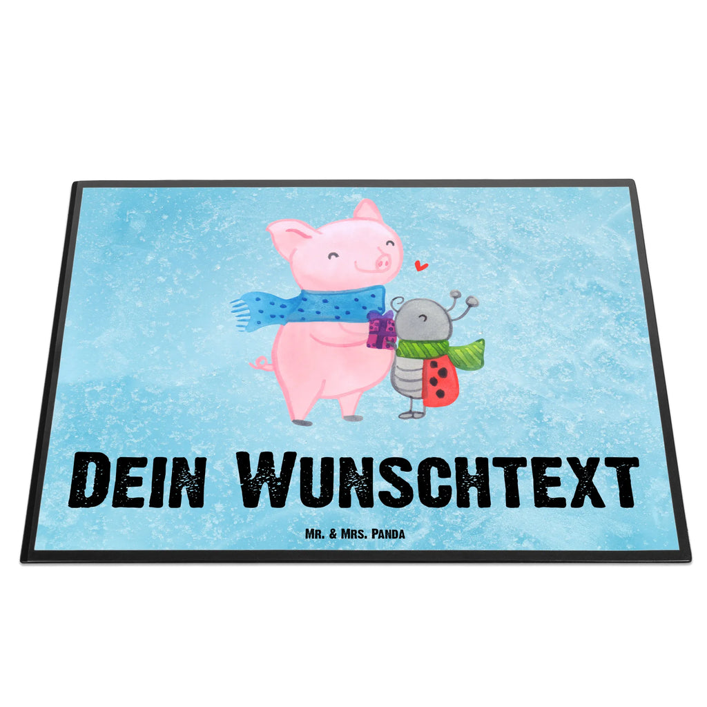 Personalisierte Schreibtischunterlage Glühschwein Smörle Personalisierte Schreibtischauflage, Personalisierte Schreibunterlage, Personalisierte Schreibtisch Unterlagen, Namensaufdruck, Selbst gestalten, Namenspersonalisierung, Schreibtischauflage mit Namen, Schreibunterlage mit Namen, Schreibtisch Unterlagen mit Namen, Winter, Weihnachten, Weihnachtsdeko, Nikolaus, Advent, Heiligabend, Wintermotiv, Kreatives Glühschwein Design, Winterlicher Glühwein Spruch, Handgezeichnetes Glühschwein, Süßer Marienkäfer gibt Geschenk, Herzliches Marienkäfer Motiv, Smörle der stolze Marienkäfer, Glühwein ist köstlich Spruch, Romantische Geschenkidee Glühwein, Glühwein Liebhaber Geschenk, Marienkäfer in Winterkleidung