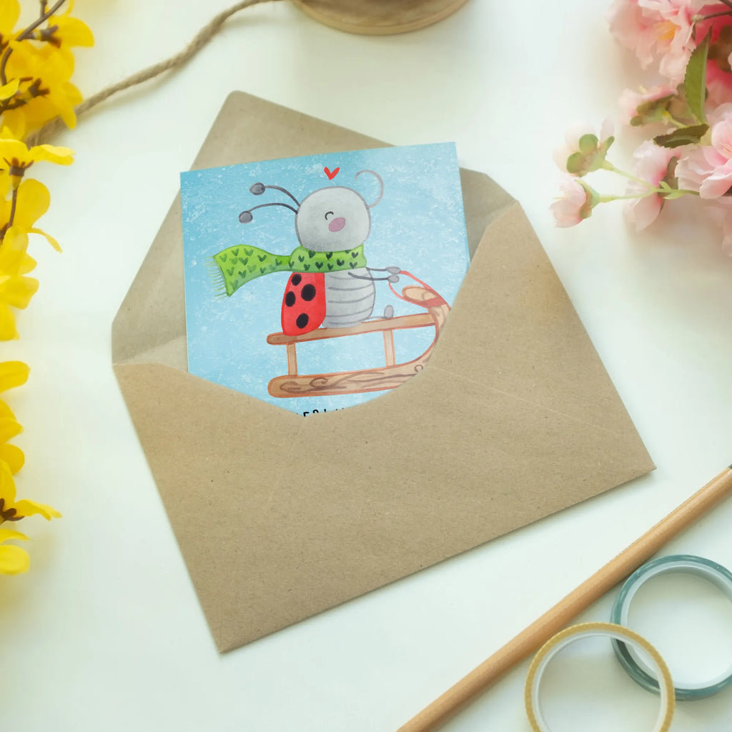 Grußkarte Smörle Rodeln genesungskarte, Motivkarte, glückwunschkarten, dankeskarten, hochzeitskarten, kommunionskarte, osterkarten, Glückwunschkarte, Grußkarten, spruchkarte, firmungskarte, valentinstagskarte, jubiläumskarte, Klappkarte, babykarte, Grußkarte, neujahrskarte, Beileidskarte, osterkarte, vatertagskarte, weihnachtskarten, einladungskarten, abiturkarte, Weihnachten, Winter, Weihnachtsdeko, Nikolaus, Advent, Heiligabend, Wintermotiv, Smörle, Schlittenfahren, Marzipan