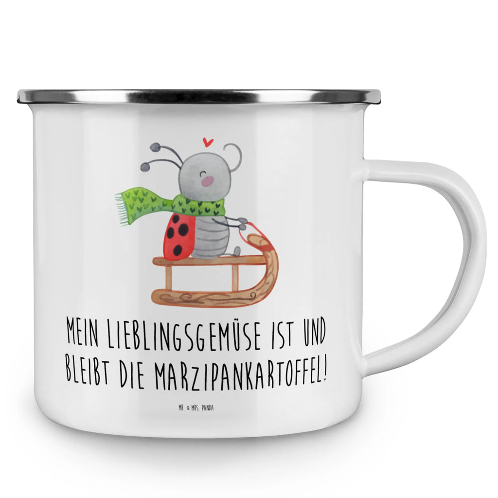 Camping Emaille Tasse Smörle Rodeln Campingbecher, Emailletasse, Campingtasse, Kaffeebecher, Emaille Becher, wandertasse, Reisebecher, Becher, Teebecher, wanderbecher, emaillebecher, Teetasse, Tasse, blechbecher, Trinkbecher, Kaffeetasse, Blechtasse, metallbecher, becher emaille, reisetasse, Pott, Metalltasse, Tasse Emaille, Emaille Tasse, Weihnachten, Winter, Weihnachtsdeko, Nikolaus, Advent, Heiligabend, Wintermotiv, Smörle, Marzipan, Schlittenfahren