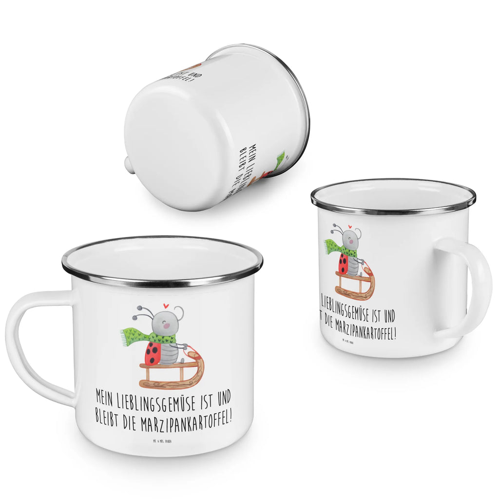 Camping Emaille Tasse Smörle Rodeln Campingbecher, Emailletasse, Campingtasse, Kaffeebecher, Emaille Becher, wandertasse, Reisebecher, Becher, Teebecher, wanderbecher, emaillebecher, Teetasse, Tasse, blechbecher, Trinkbecher, Kaffeetasse, Blechtasse, metallbecher, becher emaille, reisetasse, Pott, Metalltasse, Tasse Emaille, Emaille Tasse, Weihnachten, Winter, Weihnachtsdeko, Nikolaus, Advent, Heiligabend, Wintermotiv, Smörle, Marzipan, Schlittenfahren