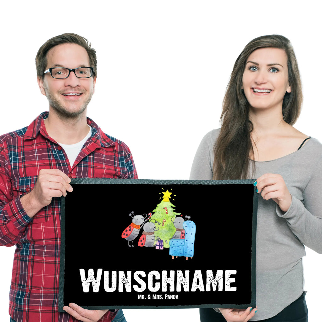 Personalisierte Fußmatte Weihnachten Smörle Personalisierte Fußmatte, Türvorleger personalisiert, Türvorleger mit Namen, Fußmatte bedrucken, Haustürmatte personalisiert, Personalisieruung, Personalisiert, Namensfussmatte, Fußmatte mit Namen, Bedrucken, Wunschnamen, Winter, Weihnachten, Weihnachtsdeko, Nikolaus, Advent, Heiligabend, Wintermotiv, Geschenk, Weihnachtsbaum, Pfefferminzstange, Tannennadeln