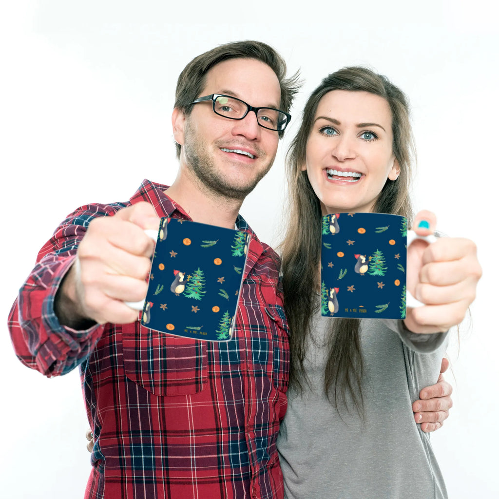 Tasse Pinguin Weihnachtsbaum Muster Tasse mit Zitaten, Porzellantasse, Tasse mit Motiven, Bürotasse, Kaffeetasse, Teetasse, Tasse, Keramiktasse, Geschenktasse, Winter, Weihnachten, Weihnachtsdeko, Nikolaus, Advent, Heiligabend, Wintermotiv, Pinguin