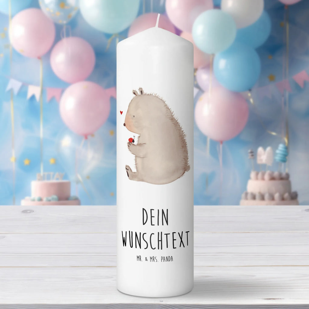 Personalisierte Kerze Bär mit Marienkäfer Stumpenkerze Mit Namensgravur, Kerze Für Geburtstag Mit Wunschname, Gedenkkerze Mit Namen, Kerze Für Hochzeit Mit Namensgravur, Kerze Mit Prägung Und Wunschname, Outdoor-Kerze Mit Namensgravur, Kerze Mit Spruch Und Namen, Bio-Kerze Mit Wunschname, Taufekerze Mit Namensgravur, Gastgeschenk Kerze Mit Namen, Weihnachtskerze Mit Namensgravur, Metall-Kerze Mit Namensgravur, Handgemachte Kerze Mit Wunschname, Tafelkerze Mit Wunschname, Kerze Mit Namen, Tischkerze Mit Namensdruck, Laternenkerze Mit Namensdruck, Fair-Trade-Kerze Mit Namensgravur, Personalisierte Kerze, Teelicht Mit Namensdruck, Bienenwachskerze Mit Wunschname, Stearinkerze Mit Gravur, Schwimmkerze Mit Namen, Handgegossene Kerze Mit Namen, Firmungskerze Mit Wunschname, Stabkerze Mit Gravur, LED-Kerze Mit Wunschname, Gartenkerze Mit Namen, Trauerkerze Mit Namen, Streukerze Mit Namensdruck, Grabkerze Mit Namensgravur, Osterkerze Mit Namen, Votivkerze Mit Wunschname, Sojawachskerze Mit Namensdruck, Andachtskerze Mit Namensgravur, Blockkerze Mit Namensdruck, Adventskerze Mit Wunschname, Glas-Kerze Mit Wunschname, Kerzen-Set Mit Namensgravur, Holz-Kerze Mit Namen, Duftkerze Mit Namen, Kommunionkerze Mit Namen, Bär, Teddy, Teddybär, Motivation, Marienkäfer, Freiheit, Liebe, Das Leben ist schön