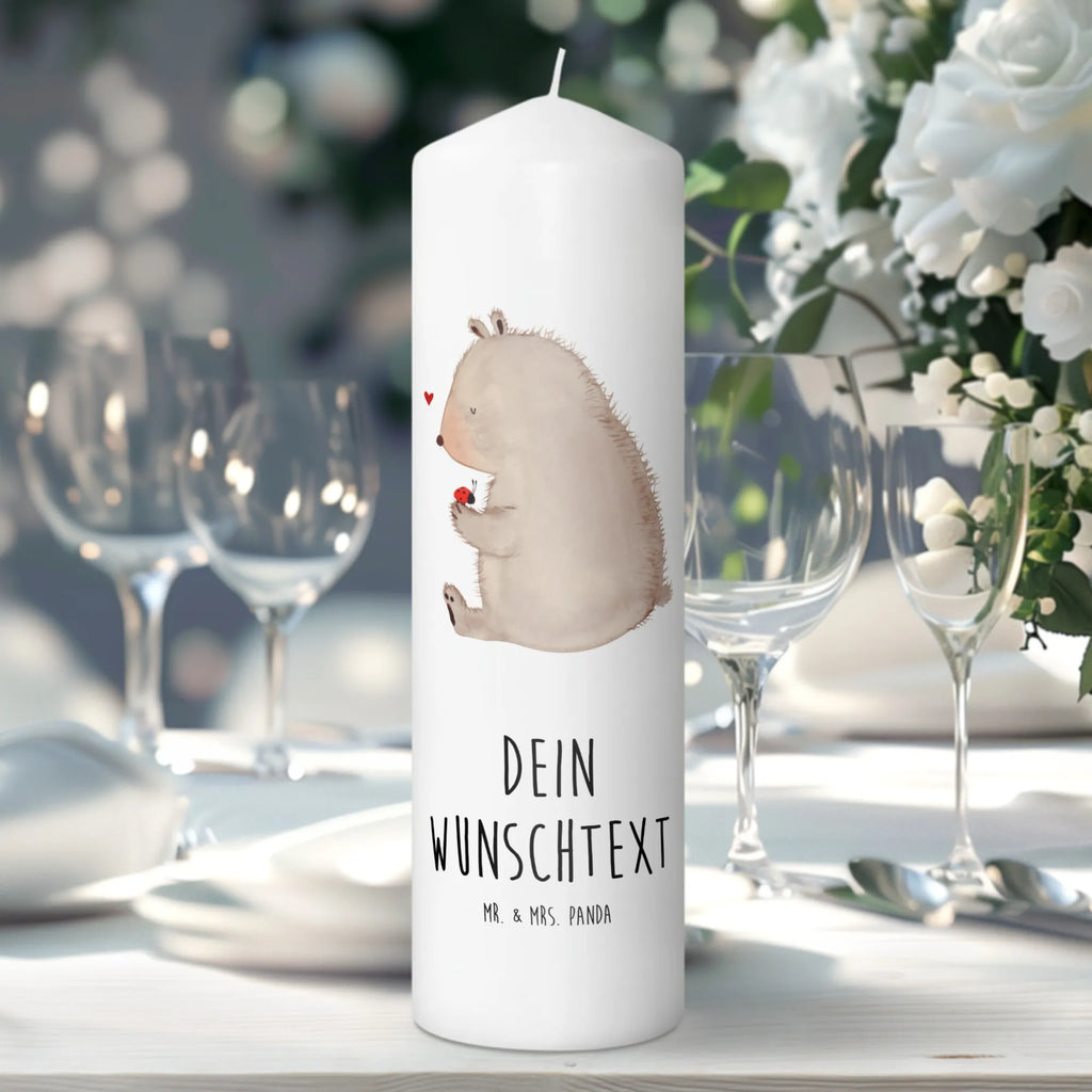 Personalisierte Kerze Bär mit Marienkäfer Stumpenkerze Mit Namensgravur, Kerze Für Geburtstag Mit Wunschname, Gedenkkerze Mit Namen, Kerze Für Hochzeit Mit Namensgravur, Kerze Mit Prägung Und Wunschname, Outdoor-Kerze Mit Namensgravur, Kerze Mit Spruch Und Namen, Bio-Kerze Mit Wunschname, Taufekerze Mit Namensgravur, Gastgeschenk Kerze Mit Namen, Weihnachtskerze Mit Namensgravur, Metall-Kerze Mit Namensgravur, Handgemachte Kerze Mit Wunschname, Tafelkerze Mit Wunschname, Kerze Mit Namen, Tischkerze Mit Namensdruck, Laternenkerze Mit Namensdruck, Fair-Trade-Kerze Mit Namensgravur, Personalisierte Kerze, Teelicht Mit Namensdruck, Bienenwachskerze Mit Wunschname, Stearinkerze Mit Gravur, Schwimmkerze Mit Namen, Handgegossene Kerze Mit Namen, Firmungskerze Mit Wunschname, Stabkerze Mit Gravur, LED-Kerze Mit Wunschname, Gartenkerze Mit Namen, Trauerkerze Mit Namen, Streukerze Mit Namensdruck, Grabkerze Mit Namensgravur, Osterkerze Mit Namen, Votivkerze Mit Wunschname, Sojawachskerze Mit Namensdruck, Andachtskerze Mit Namensgravur, Blockkerze Mit Namensdruck, Adventskerze Mit Wunschname, Glas-Kerze Mit Wunschname, Kerzen-Set Mit Namensgravur, Holz-Kerze Mit Namen, Duftkerze Mit Namen, Kommunionkerze Mit Namen, Bär, Teddy, Teddybär, Motivation, Marienkäfer, Freiheit, Liebe, Das Leben ist schön