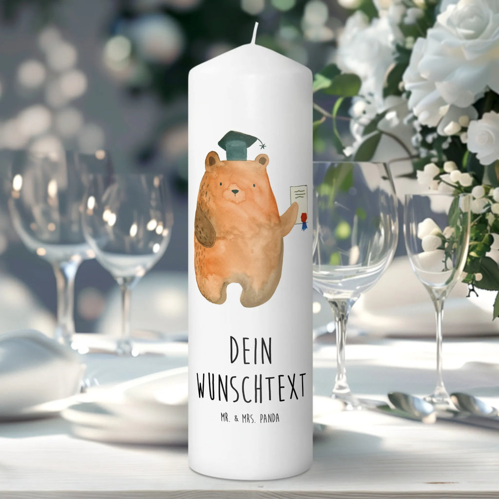 Personalisierte Kerze Prüfungsbär Votivkerze Mit Wunschname, Duftkerze Mit Namen, Adventskerze Mit Wunschname, Kerze Für Geburtstag Mit Wunschname, Kerze Mit Prägung Und Wunschname, Osterkerze Mit Namen, Taufekerze Mit Namensgravur, Tafelkerze Mit Wunschname, Outdoor-Kerze Mit Namensgravur, Blockkerze Mit Namensdruck, Glas-Kerze Mit Wunschname, Gedenkkerze Mit Namen, Kerze Mit Spruch Und Namen, Firmungskerze Mit Wunschname, Tischkerze Mit Namensdruck, Bio-Kerze Mit Wunschname, Stabkerze Mit Gravur, Handgemachte Kerze Mit Wunschname, Trauerkerze Mit Namen, Personalisierte Kerze, Sojawachskerze Mit Namensdruck, Handgegossene Kerze Mit Namen, Stumpenkerze Mit Namensgravur, Streukerze Mit Namensdruck, Kerze Für Hochzeit Mit Namensgravur, Laternenkerze Mit Namensdruck, Fair-Trade-Kerze Mit Namensgravur, Gartenkerze Mit Namen, Gastgeschenk Kerze Mit Namen, Holz-Kerze Mit Namen, Bienenwachskerze Mit Wunschname, Kerzen-Set Mit Namensgravur, Schwimmkerze Mit Namen, Metall-Kerze Mit Namensgravur, Weihnachtskerze Mit Namensgravur, Andachtskerze Mit Namensgravur, Grabkerze Mit Namensgravur, Teelicht Mit Namensdruck, LED-Kerze Mit Wunschname, Kerze Mit Namen, Stearinkerze Mit Gravur, Kommunionkerze Mit Namen, Teddy, Bär, Teddybär, Abschluss, Abitur, Prüfung Bestanden, Abschlusszeugnis, Prüfungen, Zeugnis