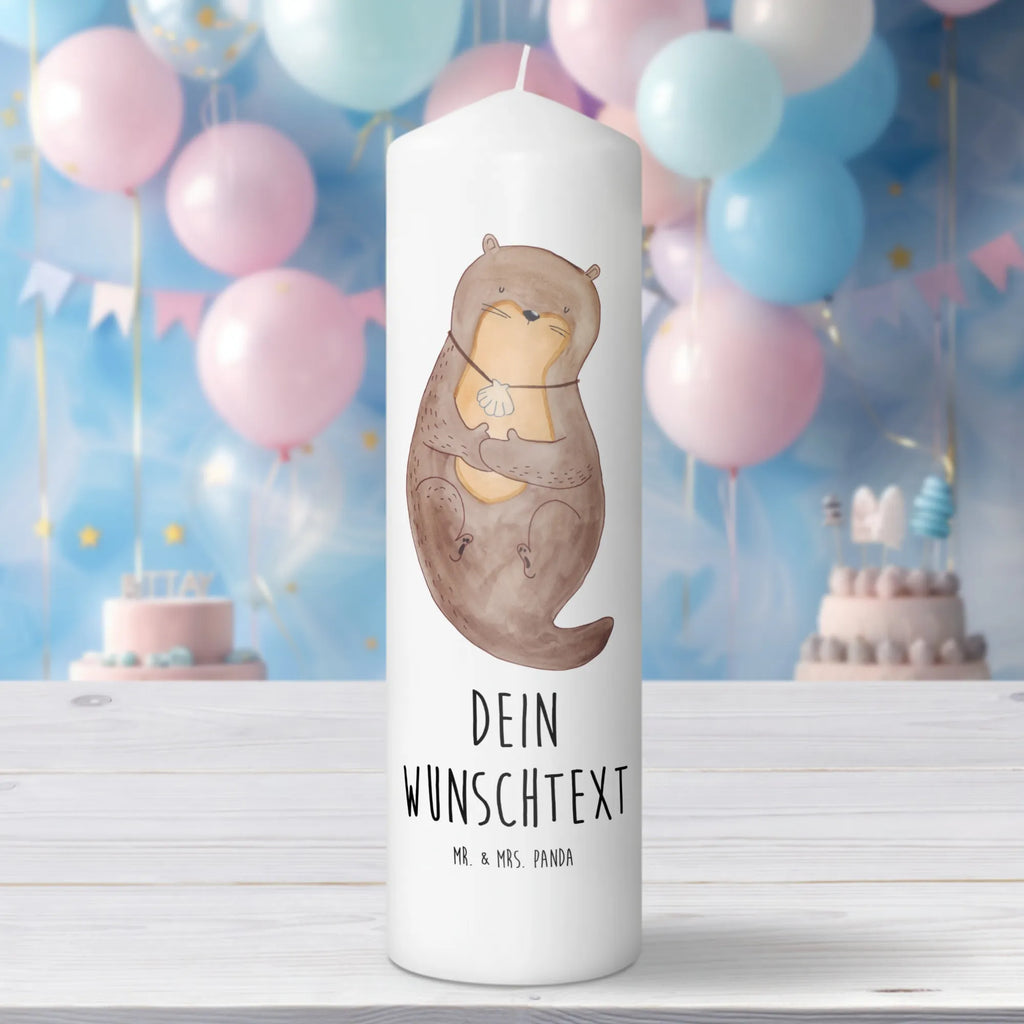 Personalisierte Kerze Otter mit Muschelmedaillon Fair-Trade-Kerze Mit Namensgravur, Bienenwachskerze Mit Wunschname, Tischkerze Mit Namensdruck, Schwimmkerze Mit Namen, Blockkerze Mit Namensdruck, Gastgeschenk Kerze Mit Namen, Laternenkerze Mit Namensdruck, Kerze Mit Namen, Kerze Für Geburtstag Mit Wunschname, Kerze Für Hochzeit Mit Namensgravur, Osterkerze Mit Namen, Votivkerze Mit Wunschname, Adventskerze Mit Wunschname, Stabkerze Mit Gravur, Andachtskerze Mit Namensgravur, Duftkerze Mit Namen, Grabkerze Mit Namensgravur, Kerze Mit Spruch Und Namen, Kerzen-Set Mit Namensgravur, Sojawachskerze Mit Namensdruck, LED-Kerze Mit Wunschname, Stumpenkerze Mit Namensgravur, Gedenkkerze Mit Namen, Streukerze Mit Namensdruck, Metall-Kerze Mit Namensgravur, Personalisierte Kerze, Teelicht Mit Namensdruck, Weihnachtskerze Mit Namensgravur, Trauerkerze Mit Namen, Holz-Kerze Mit Namen, Firmungskerze Mit Wunschname, Stearinkerze Mit Gravur, Taufekerze Mit Namensgravur, Bio-Kerze Mit Wunschname, Handgemachte Kerze Mit Wunschname, Kommunionkerze Mit Namen, Tafelkerze Mit Wunschname, Gartenkerze Mit Namen, Glas-Kerze Mit Wunschname, Handgegossene Kerze Mit Namen, Kerze Mit Prägung Und Wunschname, Outdoor-Kerze Mit Namensgravur, Otter, Fischotter, Seeotter, Tagträumen, Grübeln, Otterliebe, Büro, Motivation, Träumen