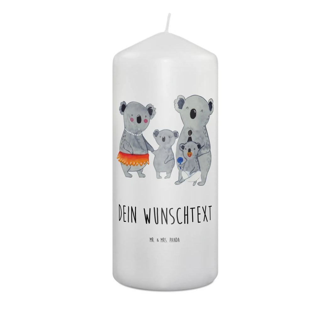 Personalisierte Kerze Koala Familie Bio-Kerze Mit Wunschname, Fair-Trade-Kerze Mit Namensgravur, Holz-Kerze Mit Namen, LED-Kerze Mit Wunschname, Handgegossene Kerze Mit Namen, Trauerkerze Mit Namen, Adventskerze Mit Wunschname, Sojawachskerze Mit Namensdruck, Gartenkerze Mit Namen, Andachtskerze Mit Namensgravur, Duftkerze Mit Namen, Laternenkerze Mit Namensdruck, Weihnachtskerze Mit Namensgravur, Bienenwachskerze Mit Wunschname, Votivkerze Mit Wunschname, Kerzen-Set Mit Namensgravur, Stearinkerze Mit Gravur, Handgemachte Kerze Mit Wunschname, Tafelkerze Mit Wunschname, Streukerze Mit Namensdruck, Kerze Für Geburtstag Mit Wunschname, Metall-Kerze Mit Namensgravur, Kerze Mit Prägung Und Wunschname, Outdoor-Kerze Mit Namensgravur, Teelicht Mit Namensdruck, Firmungskerze Mit Wunschname, Grabkerze Mit Namensgravur, Stumpenkerze Mit Namensgravur, Schwimmkerze Mit Namen, Personalisierte Kerze, Glas-Kerze Mit Wunschname, Tischkerze Mit Namensdruck, Blockkerze Mit Namensdruck, Gedenkkerze Mit Namen, Taufekerze Mit Namensgravur, Osterkerze Mit Namen, Stabkerze Mit Gravur, Gastgeschenk Kerze Mit Namen, Kommunionkerze Mit Namen, Kerze Mit Namen, Kerze Für Hochzeit Mit Namensgravur, Kerze Mit Spruch Und Namen, Muttertag, Vatertag, Mama, Papa, Oma, Opa, Familie, Schwester, Bruder, Family, Familienleben, Geschwister, Kinder, Koala, Koalas