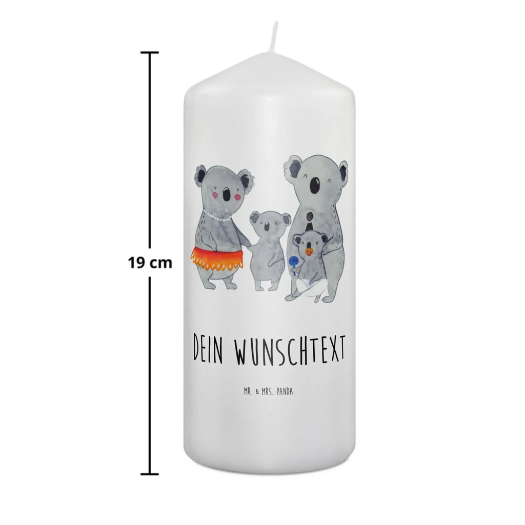 Personalisierte Kerze Koala Familie Bio-Kerze Mit Wunschname, Fair-Trade-Kerze Mit Namensgravur, Holz-Kerze Mit Namen, LED-Kerze Mit Wunschname, Handgegossene Kerze Mit Namen, Trauerkerze Mit Namen, Adventskerze Mit Wunschname, Sojawachskerze Mit Namensdruck, Gartenkerze Mit Namen, Andachtskerze Mit Namensgravur, Duftkerze Mit Namen, Laternenkerze Mit Namensdruck, Weihnachtskerze Mit Namensgravur, Bienenwachskerze Mit Wunschname, Votivkerze Mit Wunschname, Kerzen-Set Mit Namensgravur, Stearinkerze Mit Gravur, Handgemachte Kerze Mit Wunschname, Tafelkerze Mit Wunschname, Streukerze Mit Namensdruck, Kerze Für Geburtstag Mit Wunschname, Metall-Kerze Mit Namensgravur, Kerze Mit Prägung Und Wunschname, Outdoor-Kerze Mit Namensgravur, Teelicht Mit Namensdruck, Firmungskerze Mit Wunschname, Grabkerze Mit Namensgravur, Stumpenkerze Mit Namensgravur, Schwimmkerze Mit Namen, Personalisierte Kerze, Glas-Kerze Mit Wunschname, Tischkerze Mit Namensdruck, Blockkerze Mit Namensdruck, Gedenkkerze Mit Namen, Taufekerze Mit Namensgravur, Osterkerze Mit Namen, Stabkerze Mit Gravur, Gastgeschenk Kerze Mit Namen, Kommunionkerze Mit Namen, Kerze Mit Namen, Kerze Für Hochzeit Mit Namensgravur, Kerze Mit Spruch Und Namen, Muttertag, Vatertag, Mama, Papa, Oma, Opa, Familie, Schwester, Bruder, Family, Familienleben, Geschwister, Kinder, Koala, Koalas