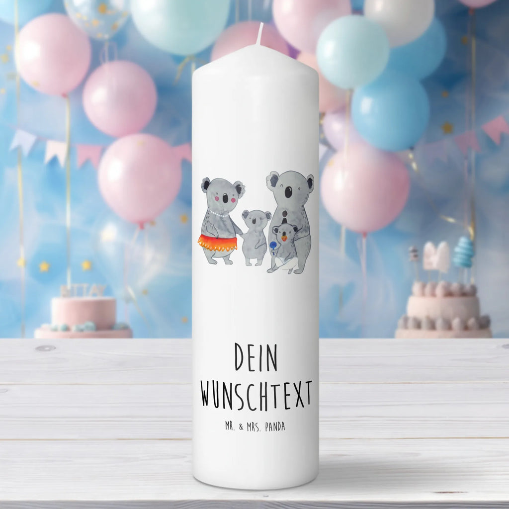 Personalisierte Kerze Koala Familie Bio-Kerze Mit Wunschname, Fair-Trade-Kerze Mit Namensgravur, Holz-Kerze Mit Namen, LED-Kerze Mit Wunschname, Handgegossene Kerze Mit Namen, Trauerkerze Mit Namen, Adventskerze Mit Wunschname, Sojawachskerze Mit Namensdruck, Gartenkerze Mit Namen, Andachtskerze Mit Namensgravur, Duftkerze Mit Namen, Laternenkerze Mit Namensdruck, Weihnachtskerze Mit Namensgravur, Bienenwachskerze Mit Wunschname, Votivkerze Mit Wunschname, Kerzen-Set Mit Namensgravur, Stearinkerze Mit Gravur, Handgemachte Kerze Mit Wunschname, Tafelkerze Mit Wunschname, Streukerze Mit Namensdruck, Kerze Für Geburtstag Mit Wunschname, Metall-Kerze Mit Namensgravur, Kerze Mit Prägung Und Wunschname, Outdoor-Kerze Mit Namensgravur, Teelicht Mit Namensdruck, Firmungskerze Mit Wunschname, Grabkerze Mit Namensgravur, Stumpenkerze Mit Namensgravur, Schwimmkerze Mit Namen, Personalisierte Kerze, Glas-Kerze Mit Wunschname, Tischkerze Mit Namensdruck, Blockkerze Mit Namensdruck, Gedenkkerze Mit Namen, Taufekerze Mit Namensgravur, Osterkerze Mit Namen, Stabkerze Mit Gravur, Gastgeschenk Kerze Mit Namen, Kommunionkerze Mit Namen, Kerze Mit Namen, Kerze Für Hochzeit Mit Namensgravur, Kerze Mit Spruch Und Namen, Muttertag, Vatertag, Mama, Papa, Oma, Opa, Familie, Schwester, Bruder, Family, Familienleben, Geschwister, Kinder, Koala, Koalas