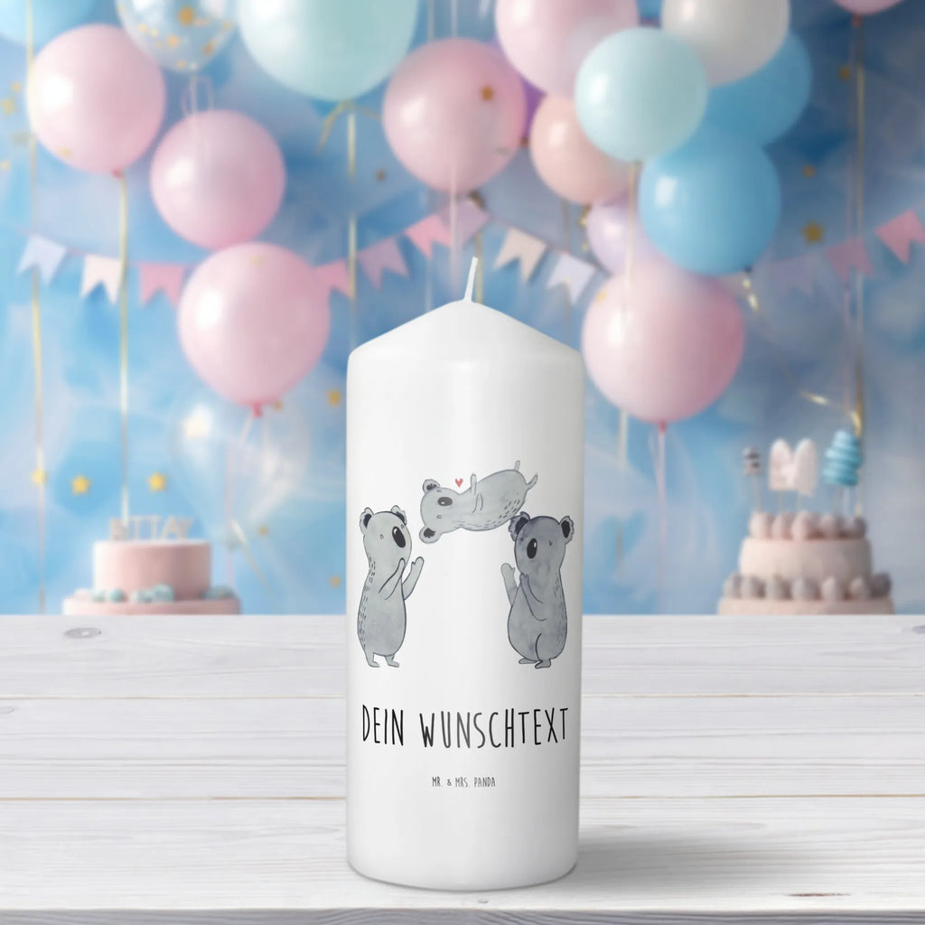 Personalisierte Kerze Koala Feiern Sich Fair-Trade-Kerze Mit Namensgravur, Streukerze Mit Namensdruck, Glas-Kerze Mit Wunschname, Weihnachtskerze Mit Namensgravur, Gartenkerze Mit Namen, Schwimmkerze Mit Namen, Adventskerze Mit Wunschname, Teelicht Mit Namensdruck, Kommunionkerze Mit Namen, Duftkerze Mit Namen, Kerze Für Geburtstag Mit Wunschname, LED-Kerze Mit Wunschname, Trauerkerze Mit Namen, Outdoor-Kerze Mit Namensgravur, Tafelkerze Mit Wunschname, Kerze Mit Spruch Und Namen, Andachtskerze Mit Namensgravur, Bio-Kerze Mit Wunschname, Handgemachte Kerze Mit Wunschname, Stabkerze Mit Gravur, Tischkerze Mit Namensdruck, Stearinkerze Mit Gravur, Osterkerze Mit Namen, Kerzen-Set Mit Namensgravur, Sojawachskerze Mit Namensdruck, Laternenkerze Mit Namensdruck, Stumpenkerze Mit Namensgravur, Metall-Kerze Mit Namensgravur, Personalisierte Kerze, Kerze Für Hochzeit Mit Namensgravur, Gastgeschenk Kerze Mit Namen, Kerze Mit Prägung Und Wunschname, Grabkerze Mit Namensgravur, Kerze Mit Namen, Votivkerze Mit Wunschname, Firmungskerze Mit Wunschname, Bienenwachskerze Mit Wunschname, Taufekerze Mit Namensgravur, Holz-Kerze Mit Namen, Blockkerze Mit Namensdruck, Gedenkkerze Mit Namen, Handgegossene Kerze Mit Namen, Geschenk, Geburtstag, Geburtstagsgeschenk, Koala, Herz, Familie, Kind, Liebe, Eltern