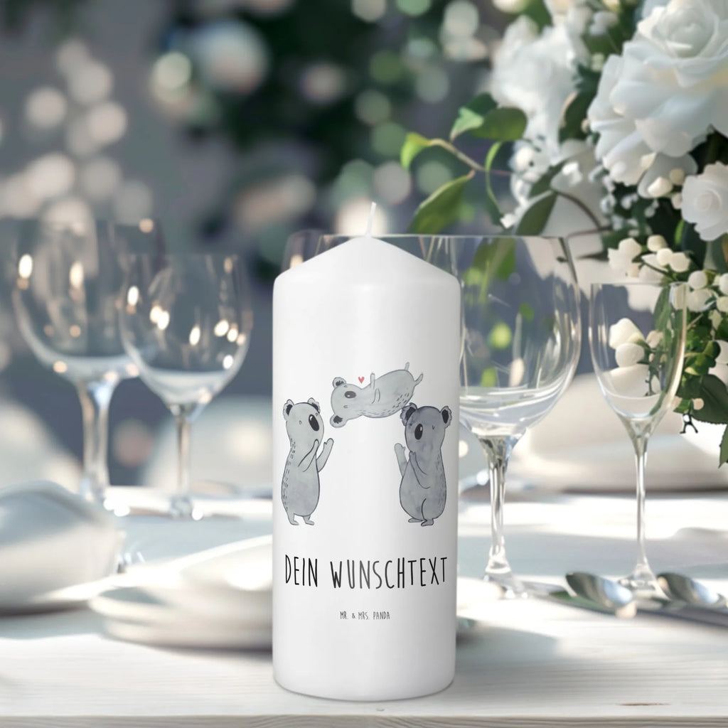 Personalisierte Kerze Koala Feiern Sich Fair-Trade-Kerze Mit Namensgravur, Streukerze Mit Namensdruck, Glas-Kerze Mit Wunschname, Weihnachtskerze Mit Namensgravur, Gartenkerze Mit Namen, Schwimmkerze Mit Namen, Adventskerze Mit Wunschname, Teelicht Mit Namensdruck, Kommunionkerze Mit Namen, Duftkerze Mit Namen, Kerze Für Geburtstag Mit Wunschname, LED-Kerze Mit Wunschname, Trauerkerze Mit Namen, Outdoor-Kerze Mit Namensgravur, Tafelkerze Mit Wunschname, Kerze Mit Spruch Und Namen, Andachtskerze Mit Namensgravur, Bio-Kerze Mit Wunschname, Handgemachte Kerze Mit Wunschname, Stabkerze Mit Gravur, Tischkerze Mit Namensdruck, Stearinkerze Mit Gravur, Osterkerze Mit Namen, Kerzen-Set Mit Namensgravur, Sojawachskerze Mit Namensdruck, Laternenkerze Mit Namensdruck, Stumpenkerze Mit Namensgravur, Metall-Kerze Mit Namensgravur, Personalisierte Kerze, Kerze Für Hochzeit Mit Namensgravur, Gastgeschenk Kerze Mit Namen, Kerze Mit Prägung Und Wunschname, Grabkerze Mit Namensgravur, Kerze Mit Namen, Votivkerze Mit Wunschname, Firmungskerze Mit Wunschname, Bienenwachskerze Mit Wunschname, Taufekerze Mit Namensgravur, Holz-Kerze Mit Namen, Blockkerze Mit Namensdruck, Gedenkkerze Mit Namen, Handgegossene Kerze Mit Namen, Geschenk, Geburtstag, Geburtstagsgeschenk, Koala, Herz, Familie, Kind, Liebe, Eltern