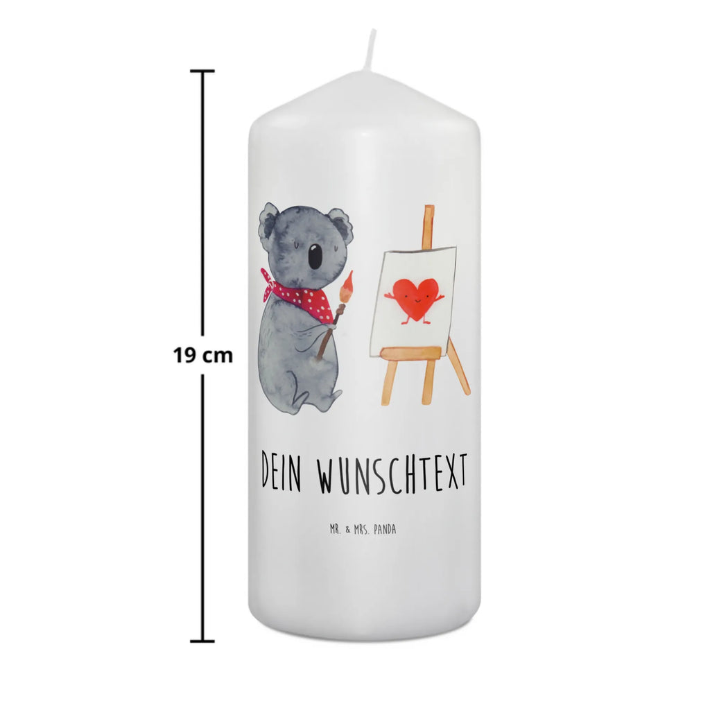 Personalisierte Kerze Koala Künstler Schwimmkerze Mit Namen, Holz-Kerze Mit Namen, Kerze Mit Prägung Und Wunschname, Bienenwachskerze Mit Wunschname, Firmungskerze Mit Wunschname, Blockkerze Mit Namensdruck, Kerze Für Hochzeit Mit Namensgravur, Fair-Trade-Kerze Mit Namensgravur, Outdoor-Kerze Mit Namensgravur, Duftkerze Mit Namen, Stearinkerze Mit Gravur, Adventskerze Mit Wunschname, Bio-Kerze Mit Wunschname, Andachtskerze Mit Namensgravur, Stumpenkerze Mit Namensgravur, Osterkerze Mit Namen, Glas-Kerze Mit Wunschname, Votivkerze Mit Wunschname, Kommunionkerze Mit Namen, Gartenkerze Mit Namen, Grabkerze Mit Namensgravur, Personalisierte Kerze, Gedenkkerze Mit Namen, Teelicht Mit Namensdruck, Sojawachskerze Mit Namensdruck, Handgegossene Kerze Mit Namen, Trauerkerze Mit Namen, LED-Kerze Mit Wunschname, Weihnachtskerze Mit Namensgravur, Kerze Mit Namen, Stabkerze Mit Gravur, Tafelkerze Mit Wunschname, Kerze Mit Spruch Und Namen, Tischkerze Mit Namensdruck, Handgemachte Kerze Mit Wunschname, Kerze Für Geburtstag Mit Wunschname, Metall-Kerze Mit Namensgravur, Laternenkerze Mit Namensdruck, Gastgeschenk Kerze Mit Namen, Taufekerze Mit Namensgravur, Kerzen-Set Mit Namensgravur, Streukerze Mit Namensdruck, Koala, Koalabär, Künstler, Liebesgeschenk, Liebe, Zeichnen, Liebensbeweis, Gefühle