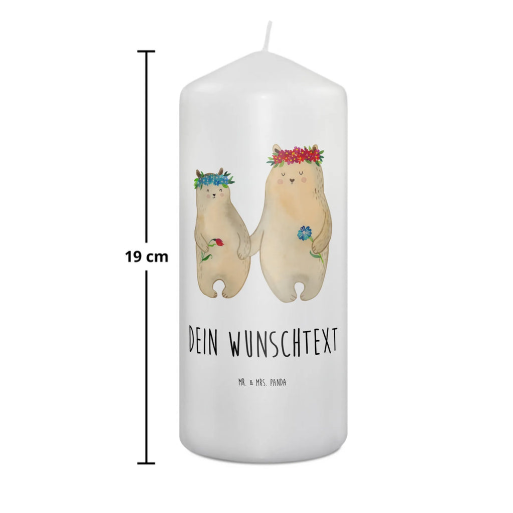 Personalisierte Kerze Bären mit Blumenkranz Votivkerze Mit Wunschname, Taufekerze Mit Namensgravur, Weihnachtskerze Mit Namensgravur, Metall-Kerze Mit Namensgravur, Gedenkkerze Mit Namen, Kerze Für Hochzeit Mit Namensgravur, LED-Kerze Mit Wunschname, Holz-Kerze Mit Namen, Kerze Mit Prägung Und Wunschname, Blockkerze Mit Namensdruck, Outdoor-Kerze Mit Namensgravur, Kerze Mit Spruch Und Namen, Handgemachte Kerze Mit Wunschname, Stabkerze Mit Gravur, Andachtskerze Mit Namensgravur, Laternenkerze Mit Namensdruck, Teelicht Mit Namensdruck, Grabkerze Mit Namensgravur, Fair-Trade-Kerze Mit Namensgravur, Gartenkerze Mit Namen, Kerze Mit Namen, Tischkerze Mit Namensdruck, Duftkerze Mit Namen, Adventskerze Mit Wunschname, Gastgeschenk Kerze Mit Namen, Trauerkerze Mit Namen, Schwimmkerze Mit Namen, Streukerze Mit Namensdruck, Stumpenkerze Mit Namensgravur, Bio-Kerze Mit Wunschname, Kerze Für Geburtstag Mit Wunschname, Personalisierte Kerze, Tafelkerze Mit Wunschname, Sojawachskerze Mit Namensdruck, Glas-Kerze Mit Wunschname, Kommunionkerze Mit Namen, Handgegossene Kerze Mit Namen, Osterkerze Mit Namen, Stearinkerze Mit Gravur, Kerzen-Set Mit Namensgravur, Bienenwachskerze Mit Wunschname, Firmungskerze Mit Wunschname, Muttertag, Vatertag, Mama, Papa, Oma, Opa, Familie, Schwester, Bruder, Lieblingsmama, Kind, Mutter, Vorbild, Weltbeste Mama, Töchter, Bär, Beste Mutter, Family, Tochter, Bären, Kinder, Mami, Lieblingsmensch, Geschenk Mama. Muttertag, Mutti