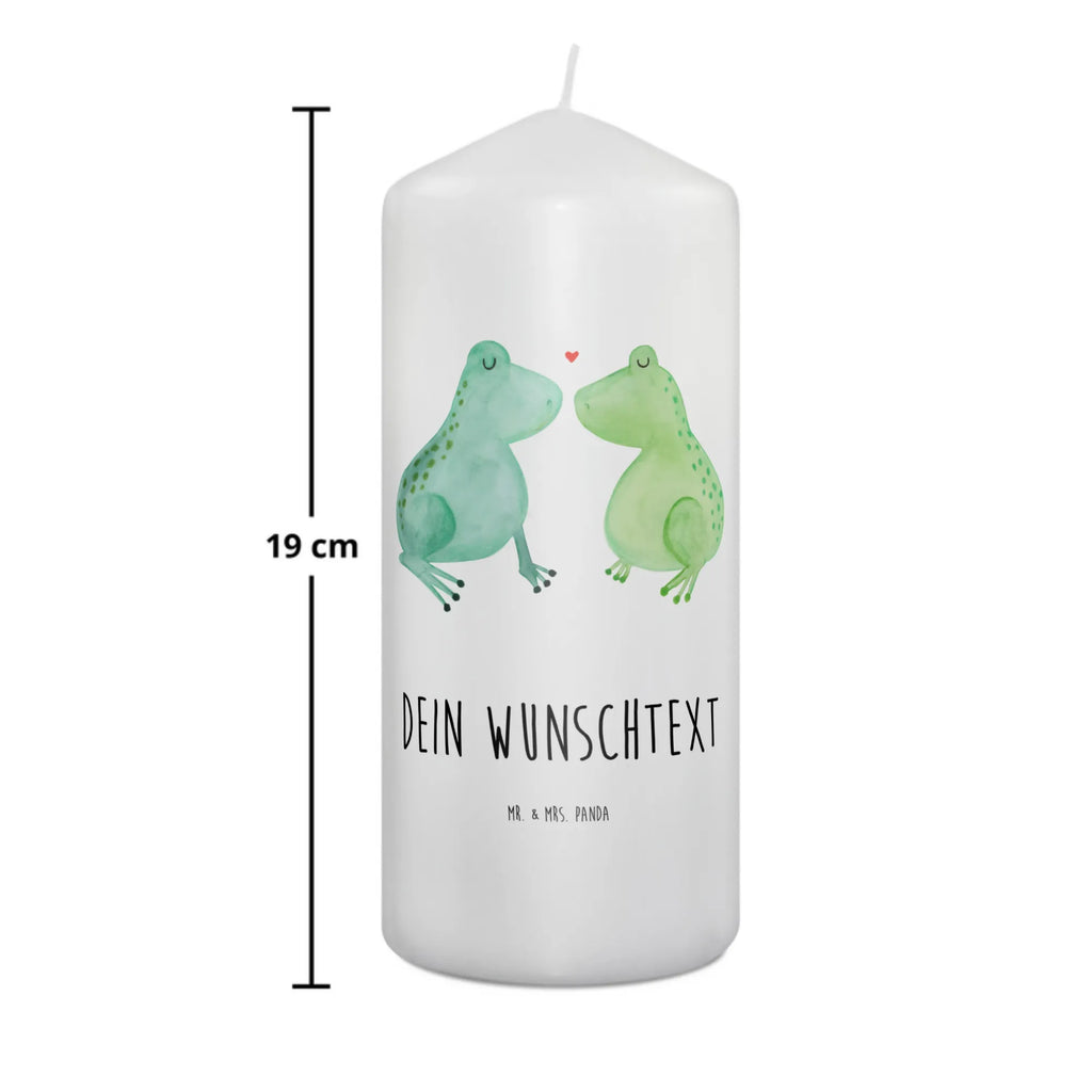 Personalizowana świeca Żabia miłość Bio-Kerze Mit Wunschname, Stearinkerze Mit Gravur, Streukerze Mit Namensdruck, Schwimmkerze Mit Namen, LED-Kerze Mit Wunschname, Handgemachte Kerze Mit Wunschname, Tafelkerze Mit Wunschname, Kerze Mit Namen, Kerze Mit Prägung Und Wunschname, Kerze Für Hochzeit Mit Namensgravur, Gastgeschenk Kerze Mit Namen, Blockkerze Mit Namensdruck, Kerzen-Set Mit Namensgravur, Stabkerze Mit Gravur, Kerze Mit Spruch Und Namen, Kommunionkerze Mit Namen, Adventskerze Mit Wunschname, Fair-Trade-Kerze Mit Namensgravur, Teelicht Mit Namensdruck, Laternenkerze Mit Namensdruck, Bienenwachskerze Mit Wunschname, Metall-Kerze Mit Namensgravur, Tischkerze Mit Namensdruck, Sojawachskerze Mit Namensdruck, Trauerkerze Mit Namen, Weihnachtskerze Mit Namensgravur, Personalisierte Kerze, Osterkerze Mit Namen, Firmungskerze Mit Wunschname, Andachtskerze Mit Namensgravur, Glas-Kerze Mit Wunschname, Taufekerze Mit Namensgravur, Gedenkkerze Mit Namen, Kerze Für Geburtstag Mit Wunschname, Grabkerze Mit Namensgravur, Gartenkerze Mit Namen, Stumpenkerze Mit Namensgravur, Holz-Kerze Mit Namen, Duftkerze Mit Namen, Votivkerze Mit Wunschname, Outdoor-Kerze Mit Namensgravur, Handgegossene Kerze Mit Namen, Liebe, Partner, Freund, Freundin, Ehemann, Ehefrau, Heiraten, Verlobung, Heiratsantrag, Liebesgeschenk, Jahrestag, Hocheitstag, Fröschchen, Froschkönig, Geschenk Freund, Geschenk Hochzeit, Verheiratet, Frosch, Liebesbeweis, Frösche, Geschenk Freundin, Verliebt, Verlobt, Hochzeitstag