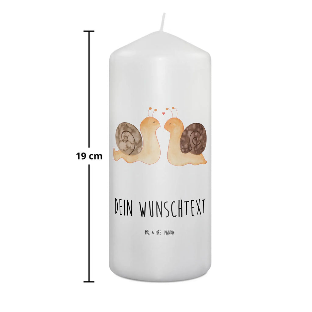 Personalisierte Kerze Schnecken Liebe Osterkerze Mit Namen, Kommunionkerze Mit Namen, Grabkerze Mit Namensgravur, Handgemachte Kerze Mit Wunschname, Fair-Trade-Kerze Mit Namensgravur, Blockkerze Mit Namensdruck, Teelicht Mit Namensdruck, Metall-Kerze Mit Namensgravur, Holz-Kerze Mit Namen, Kerzen-Set Mit Namensgravur, Handgegossene Kerze Mit Namen, Gedenkkerze Mit Namen, Kerze Mit Namen, Kerze Für Geburtstag Mit Wunschname, Andachtskerze Mit Namensgravur, Trauerkerze Mit Namen, Bio-Kerze Mit Wunschname, Kerze Für Hochzeit Mit Namensgravur, Firmungskerze Mit Wunschname, Personalisierte Kerze, Stabkerze Mit Gravur, Tafelkerze Mit Wunschname, Glas-Kerze Mit Wunschname, Stearinkerze Mit Gravur, Kerze Mit Spruch Und Namen, Weihnachtskerze Mit Namensgravur, Outdoor-Kerze Mit Namensgravur, Stumpenkerze Mit Namensgravur, Streukerze Mit Namensdruck, Schwimmkerze Mit Namen, Votivkerze Mit Wunschname, Gastgeschenk Kerze Mit Namen, Sojawachskerze Mit Namensdruck, LED-Kerze Mit Wunschname, Gartenkerze Mit Namen, Adventskerze Mit Wunschname, Taufekerze Mit Namensgravur, Duftkerze Mit Namen, Kerze Mit Prägung Und Wunschname, Laternenkerze Mit Namensdruck, Tischkerze Mit Namensdruck, Bienenwachskerze Mit Wunschname, Freundin, Freund, Liebe, Liebesgeschenk, Jahrestag, Verlobung, Partner, Ehemann, Ehefrau, Heiraten, Heiratsantrag, Hocheitstag