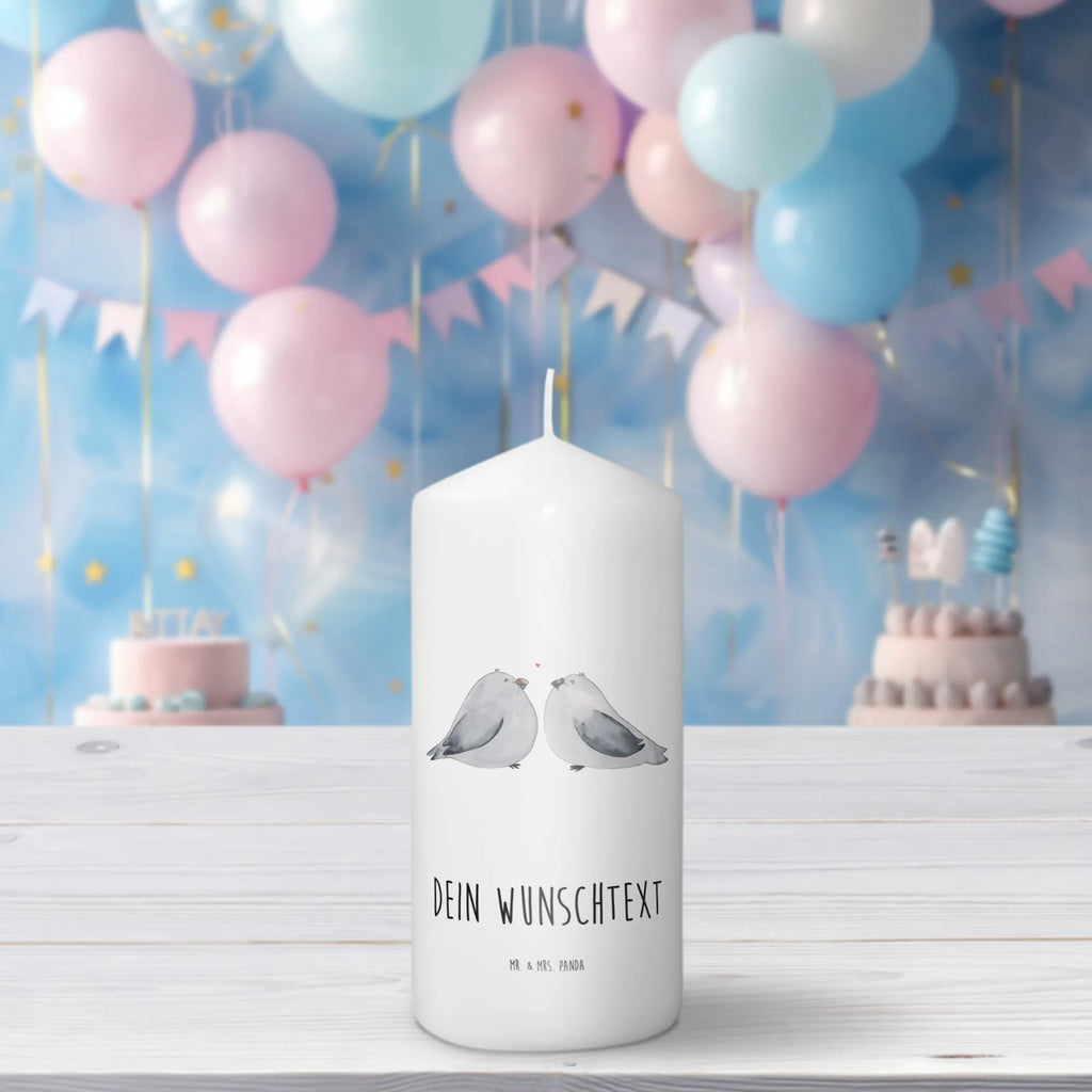 Personalisierte Kerze Turteltauben Liebe Andachtskerze Mit Namensgravur, Tischkerze Mit Namensdruck, Firmungskerze Mit Wunschname, Schwimmkerze Mit Namen, Stearinkerze Mit Gravur, Holz-Kerze Mit Namen, Blockkerze Mit Namensdruck, Stabkerze Mit Gravur, Adventskerze Mit Wunschname, Outdoor-Kerze Mit Namensgravur, Bio-Kerze Mit Wunschname, Gedenkkerze Mit Namen, Gartenkerze Mit Namen, Tafelkerze Mit Wunschname, Gastgeschenk Kerze Mit Namen, Laternenkerze Mit Namensdruck, Teelicht Mit Namensdruck, Trauerkerze Mit Namen, Duftkerze Mit Namen, Handgemachte Kerze Mit Wunschname, Personalisierte Kerze, Taufekerze Mit Namensgravur, Kerze Mit Spruch Und Namen, Kerze Mit Namen, Osterkerze Mit Namen, Grabkerze Mit Namensgravur, Streukerze Mit Namensdruck, Metall-Kerze Mit Namensgravur, Weihnachtskerze Mit Namensgravur, Votivkerze Mit Wunschname, Kerze Mit Prägung Und Wunschname, Stumpenkerze Mit Namensgravur, Kommunionkerze Mit Namen, Handgegossene Kerze Mit Namen, Glas-Kerze Mit Wunschname, Kerzen-Set Mit Namensgravur, Kerze Für Hochzeit Mit Namensgravur, LED-Kerze Mit Wunschname, Sojawachskerze Mit Namensdruck, Kerze Für Geburtstag Mit Wunschname, Bienenwachskerze Mit Wunschname, Fair-Trade-Kerze Mit Namensgravur, Liebe, Partner, Freund, Freundin, Ehemann, Ehefrau, Heiraten, Verlobung, Heiratsantrag, Liebesgeschenk, Jahrestag, Hocheitstag, Turteltäubchen, Tauben, Geschenk Hochzeit, Verlobt, Hochzeitstag, Verheiratet, Geschenk Freund, Verliebt, Turteltauben, Liebesbeweis, Geschenk Freundin