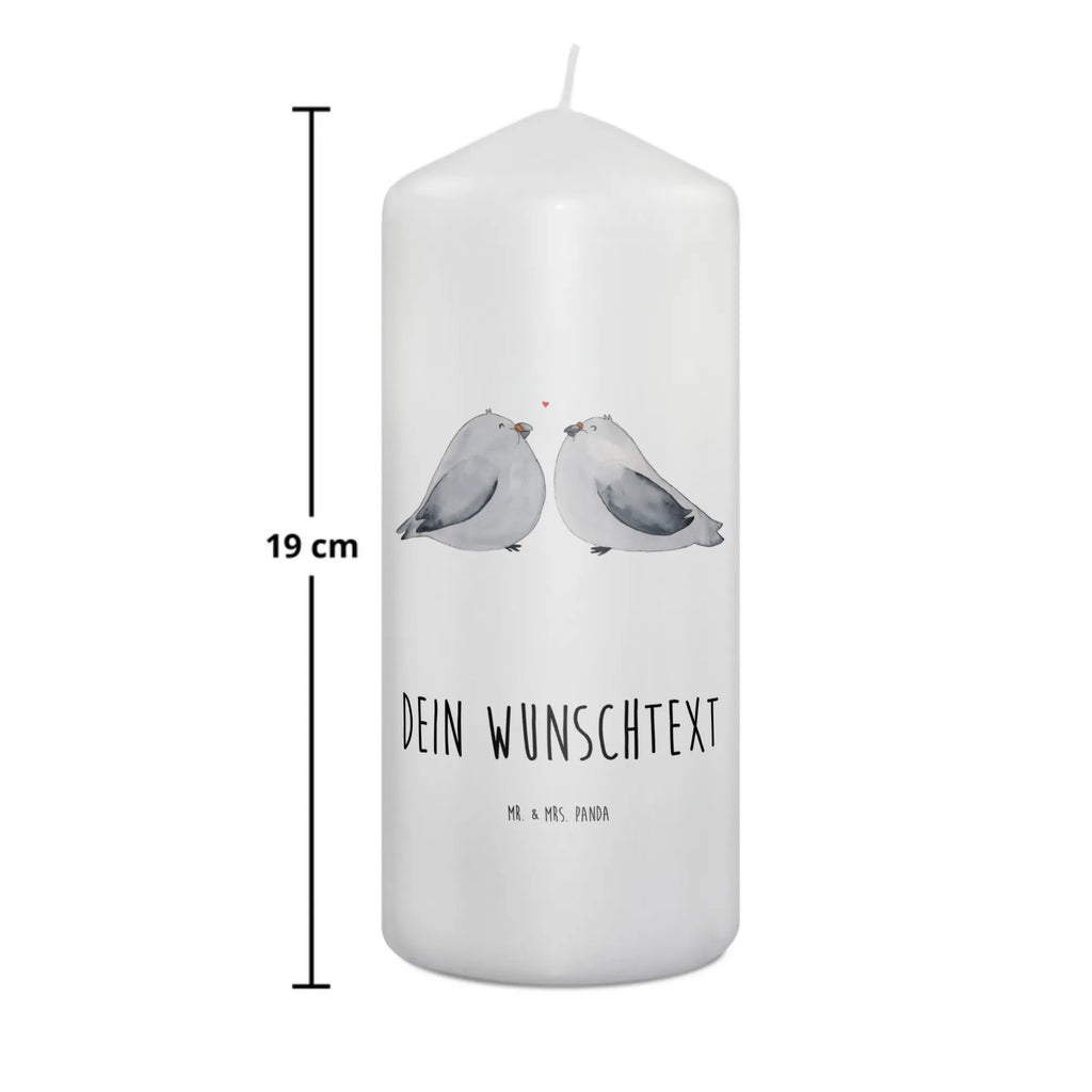 Personalisierte Kerze Turteltauben Liebe Andachtskerze Mit Namensgravur, Tischkerze Mit Namensdruck, Firmungskerze Mit Wunschname, Schwimmkerze Mit Namen, Stearinkerze Mit Gravur, Holz-Kerze Mit Namen, Blockkerze Mit Namensdruck, Stabkerze Mit Gravur, Adventskerze Mit Wunschname, Outdoor-Kerze Mit Namensgravur, Bio-Kerze Mit Wunschname, Gedenkkerze Mit Namen, Gartenkerze Mit Namen, Tafelkerze Mit Wunschname, Gastgeschenk Kerze Mit Namen, Laternenkerze Mit Namensdruck, Teelicht Mit Namensdruck, Trauerkerze Mit Namen, Duftkerze Mit Namen, Handgemachte Kerze Mit Wunschname, Personalisierte Kerze, Taufekerze Mit Namensgravur, Kerze Mit Spruch Und Namen, Kerze Mit Namen, Osterkerze Mit Namen, Grabkerze Mit Namensgravur, Streukerze Mit Namensdruck, Metall-Kerze Mit Namensgravur, Weihnachtskerze Mit Namensgravur, Votivkerze Mit Wunschname, Kerze Mit Prägung Und Wunschname, Stumpenkerze Mit Namensgravur, Kommunionkerze Mit Namen, Handgegossene Kerze Mit Namen, Glas-Kerze Mit Wunschname, Kerzen-Set Mit Namensgravur, Kerze Für Hochzeit Mit Namensgravur, LED-Kerze Mit Wunschname, Sojawachskerze Mit Namensdruck, Kerze Für Geburtstag Mit Wunschname, Bienenwachskerze Mit Wunschname, Fair-Trade-Kerze Mit Namensgravur, Liebe, Partner, Freund, Freundin, Ehemann, Ehefrau, Heiraten, Verlobung, Heiratsantrag, Liebesgeschenk, Jahrestag, Hocheitstag, Turteltäubchen, Tauben, Geschenk Hochzeit, Verlobt, Hochzeitstag, Verheiratet, Geschenk Freund, Verliebt, Turteltauben, Liebesbeweis, Geschenk Freundin