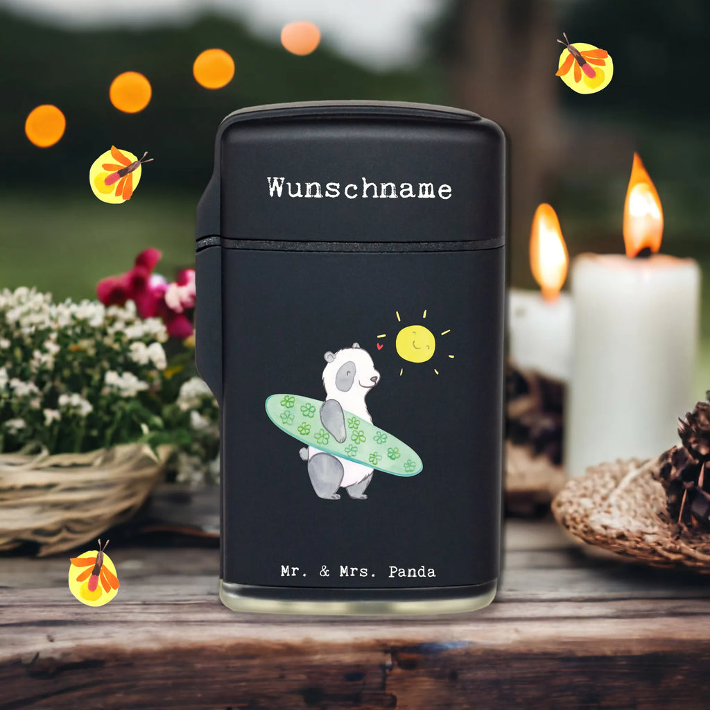 Personalisiertes Feuerzeug Panda Surfen Personalisiertes Feuerzeug, Feuerzeug Mit Namen, Feuerzeug Mit Datum, Feuerzeug Personalisiert, Feuerzeug mit Widmung, Feuerzeug Mit Namen Und Symbol, Feuerzeug Mit Persönlicher Gravur, Feuerzeug Für Frauen Personalisiert, Graviertes Feuerzeug, Individuelles Feuerzeug, Feuerzeug Mit Wunschname, Feuerzeug Mit Wunschtext, Feuerzeug Für Männer Mit Namen, Feuerzeug Mit Text, Feuerzeug Mit Widmung, Feuerzeug Als Geschenk Personalisiert, Feuerzeug Mit Initialen, Feuerzeug Bedrucken Lassen, Feuerzeug Selbst Gestalten, Feuerzeug Mit Gravur, Feuerzeug Geschenk Mit Namen, Feuerzeug Mit Gas nachfüllbar, Feuerzeug Mit Spruch, Hochwertiges Feuerzeug Mit Namen, Geschenk, Sport, Sportart, Hobby, Schenken, Danke, Dankeschön, Auszeichnung, Gewinn, Sportler, Wellenreiten, Surfschule, Surfen