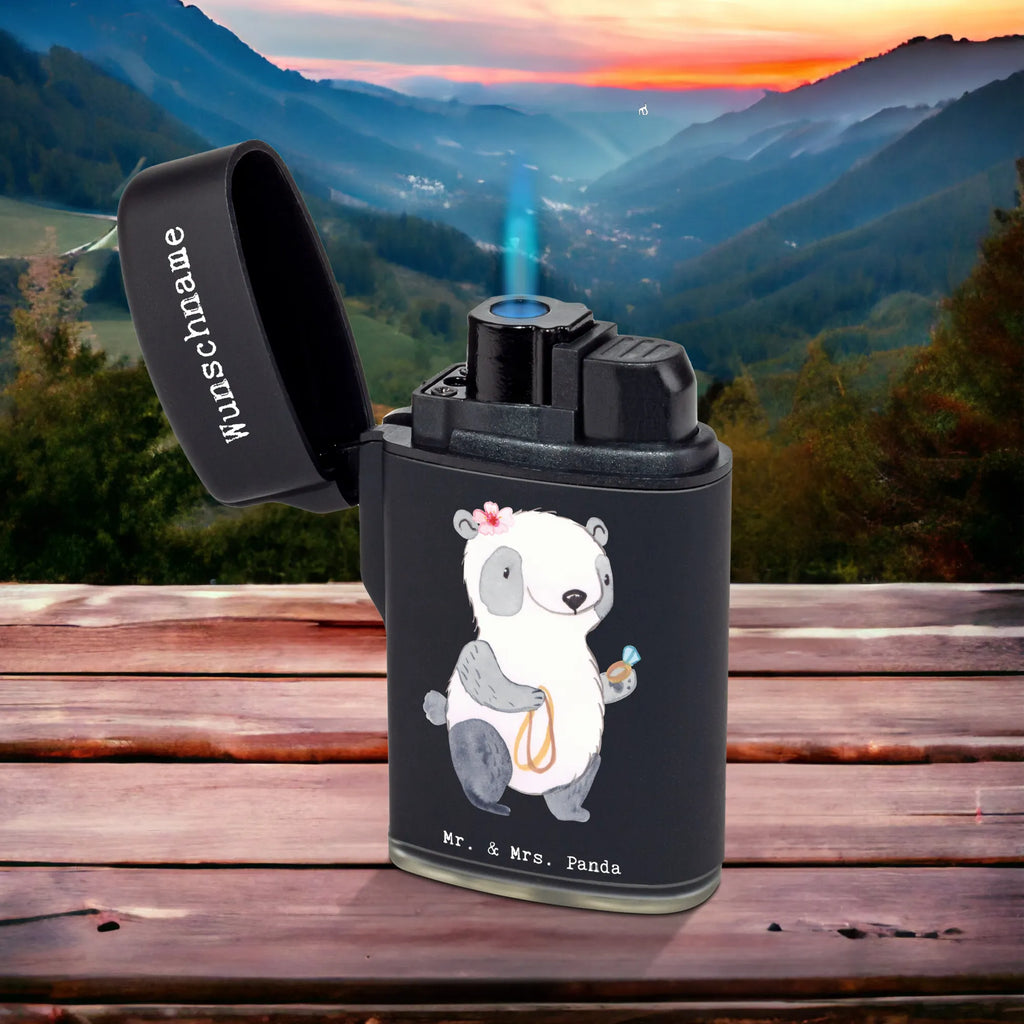 Personalisiertes Feuerzeug Goldschmiedin mit Herz Feuerzeug Mit Gravur, Graviertes Feuerzeug, Individuelles Feuerzeug, Feuerzeug Selbst Gestalten, Feuerzeug Mit Namen Und Symbol, Personalisiertes Feuerzeug, Feuerzeug Mit Wunschname, Feuerzeug Geschenk Mit Namen, Feuerzeug Mit Persönlicher Gravur, Feuerzeug Mit Widmung, Feuerzeug Mit Datum, Feuerzeug Mit Text, Feuerzeug Für Männer Mit Namen, Feuerzeug Personalisiert, Feuerzeug Bedrucken Lassen, Feuerzeug Mit Spruch, Hochwertiges Feuerzeug Mit Namen, Feuerzeug Mit Namen, Feuerzeug Als Geschenk Personalisiert, Feuerzeug Für Frauen Personalisiert, Feuerzeug mit Widmung, Feuerzeug Mit Gas nachfüllbar, Feuerzeug Mit Wunschtext, Feuerzeug Mit Initialen, Beruf, Ausbildung, Jubiläum, Abschied, Rente, Kollege, Kollegin, Geschenk, Schenken, Arbeitskollege, Mitarbeiter, Firma, Danke, Dankeschön, Juwelierin, Schmiedin, Eröffnung, Schmuckgeschäft, Goldschmiedin, Schmuckwarenhändlerin