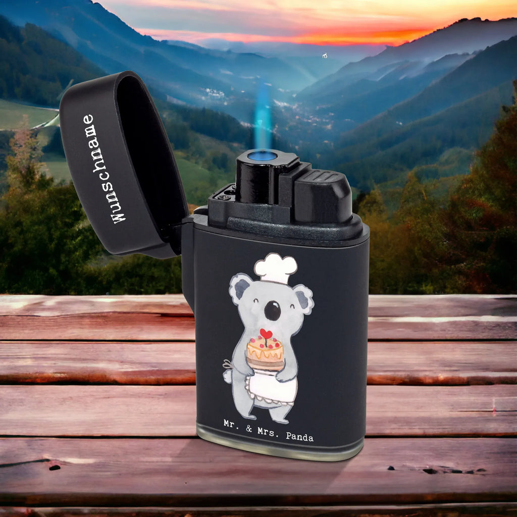 Personalisiertes Feuerzeug Konditor mit Herz Feuerzeug Mit Namen, Feuerzeug Geschenk Mit Namen, Feuerzeug Für Frauen Personalisiert, Feuerzeug Bedrucken Lassen, Feuerzeug Mit Datum, Feuerzeug Selbst Gestalten, Personalisiertes Feuerzeug, Feuerzeug Mit Namen Und Symbol, Feuerzeug Mit Gravur, Feuerzeug Mit Text, Individuelles Feuerzeug, Feuerzeug Mit Wunschname, Feuerzeug Mit Persönlicher Gravur, Feuerzeug Als Geschenk Personalisiert, Feuerzeug Mit Initialen, Feuerzeug Personalisiert, Feuerzeug Mit Gas Nachfüllbar, Hochwertiges Feuerzeug Mit Namen, Feuerzeug Mit Wunschtext, Feuerzeug Für Männer Mit Namen, Feuerzeug Mit Widmung, Feuerzeug Mit Spruch, Graviertes Feuerzeug, Geschenk, Schenken, Jubiläum, Danke, Dankeschön, Beruf, Ausbildung, Abschied, Rente, Kollege, Kollegin, Arbeitskollege, Mitarbeiter, Firma, Konditor, Bäcker, Confiseur, Patissier, Kuchenbäcker