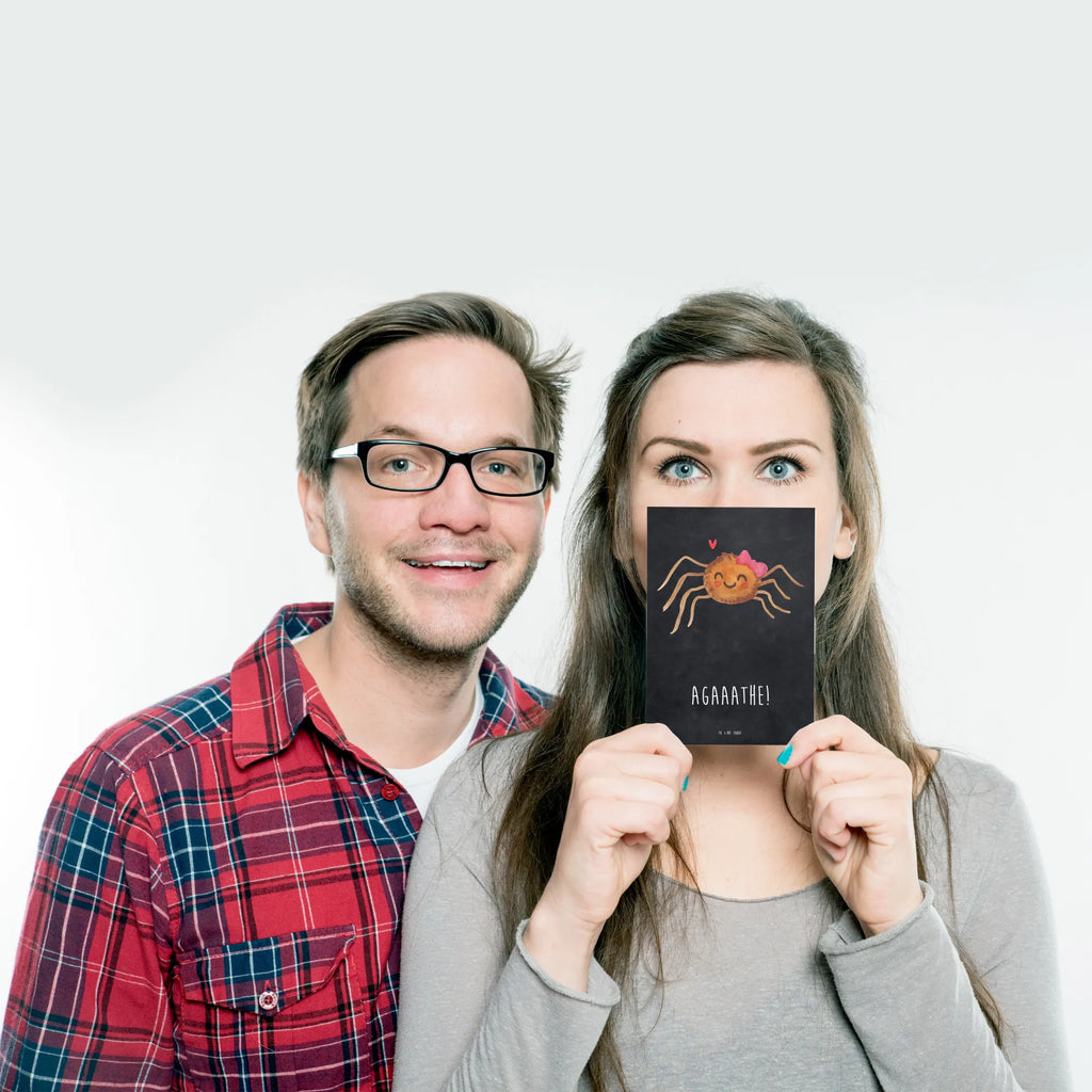 Postkarte Spinne Agathe Freude Postkarte, Designkarte, bildkarte, Kunstkarten, Ansichtskarte, kunstkarte, Grußkarte, Postkarten, Fotokarte, spruchkarte, Motivkarte, einzelkarte, Ansichtskarten, Merchandise, Spinne, Agathe, Spinne Agathe, Videos, Trend, Viraler Hit, Beliebte Spinne, Viral