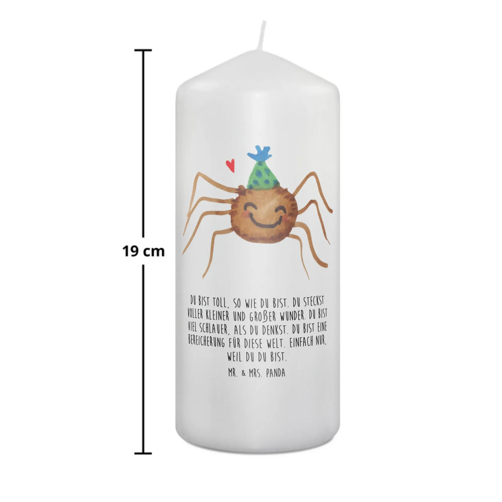 Kerze Spinne Agathe Party Zylinderkerze, Wachskerze, Erinnerungskerze, Bedruckte Kerze, Dekokerze, Dinnerkerze, Erinnerungslicht, Dekorative Kerze, Grosse Kerze, Osterkerze, Schmuckkerze, Hochzeitskerze, Gartenkerze, Kommunionskerze, Stumpenkerze, Kerze Mit Spruch, Adventskerze, Kerze Mit Motiv, Weihnachtskerze, Tafelkerze, Geburtskerze, Blockkerze, Tischkerze, Wunschkerze, Handgemachte Kerze, Laternenkerze, Geburtstagskerze, Spinne Agathe, Merchandise, Spinne, Agathe, Videos, Selbstliebe, Motivation, Wunder, Glück