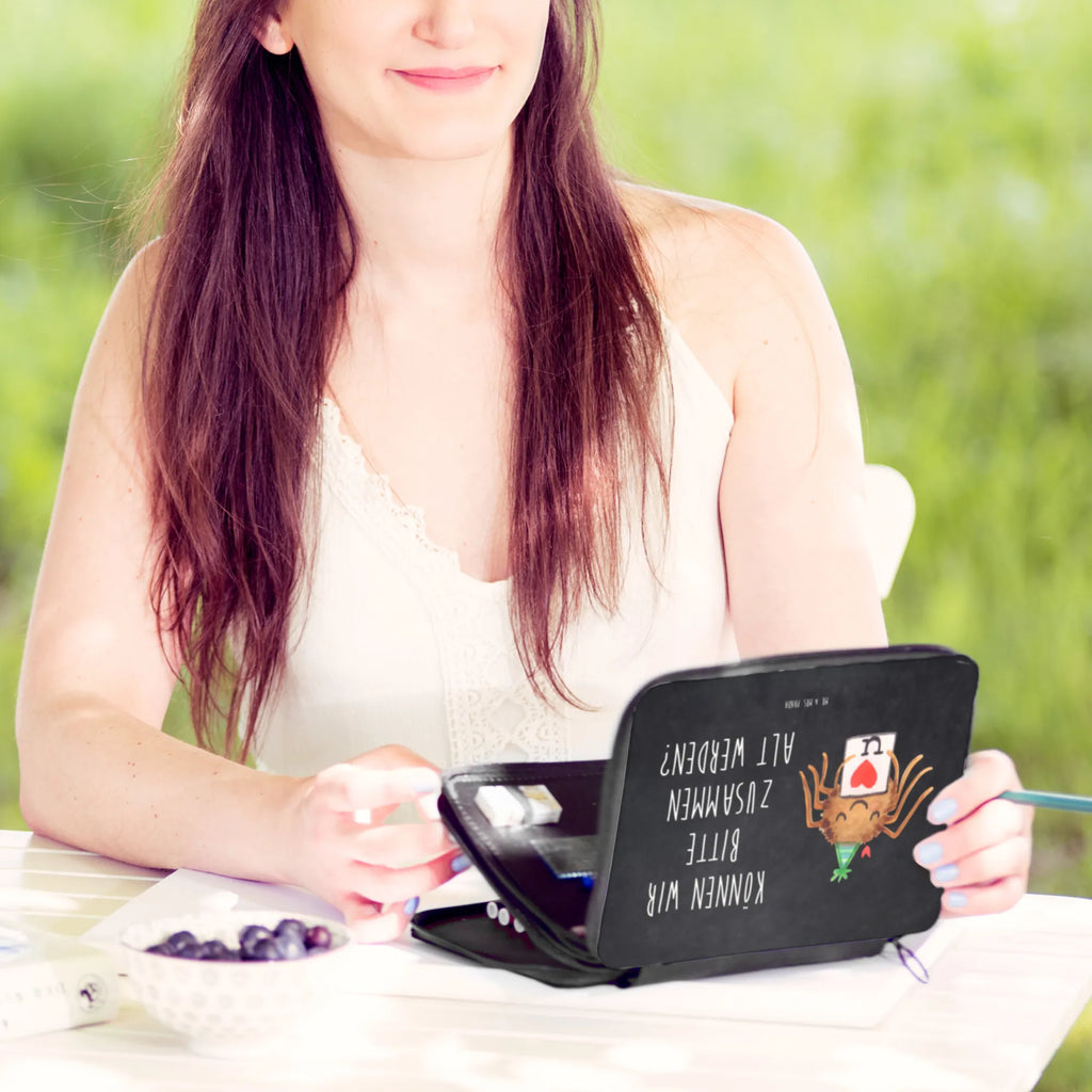 Leather folder Spider Agathe Letter Schülerin, Stifte Etui, Schüler, Schule, Grundschule, Federmappe, Kinder Federmappe, Kind, Federmäppchen, Geschenk, Büro Stifte Etui, Motiv, Federmäppchen bedruckt, Stiftetasche, Einschulung, Stifterolle, Bestückte Federmappe, Federmappe Einschulung, Spinne Agathe, Spinne, Agathe, Videos, Merchandise, Heiratsantrag, Liebespaar, Liebesgeschenk, Liebesbeweis, Ich Liebe dich, Verliebt, Treuebeweis, Treuetest