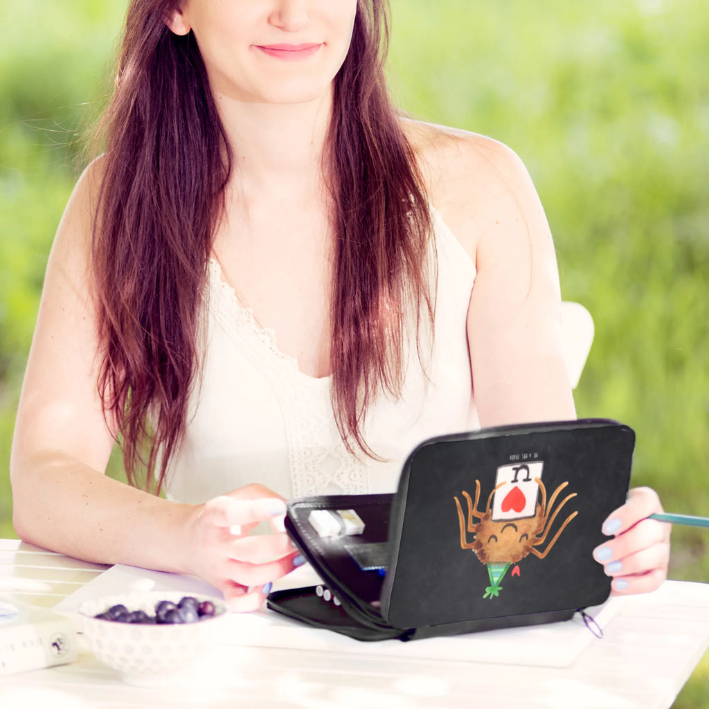 Leather folder Spider Agathe Letter Schülerin, Stifte Etui, Schüler, Schule, Grundschule, Federmappe, Kinder Federmappe, Kind, Federmäppchen, Geschenk, Büro Stifte Etui, Motiv, Federmäppchen bedruckt, Stiftetasche, Einschulung, Stifterolle, Bestückte Federmappe, Federmappe Einschulung, Spinne Agathe, Spinne, Agathe, Videos, Merchandise, Heiratsantrag, Liebespaar, Liebesgeschenk, Liebesbeweis, Ich Liebe dich, Verliebt, Treuebeweis, Treuetest