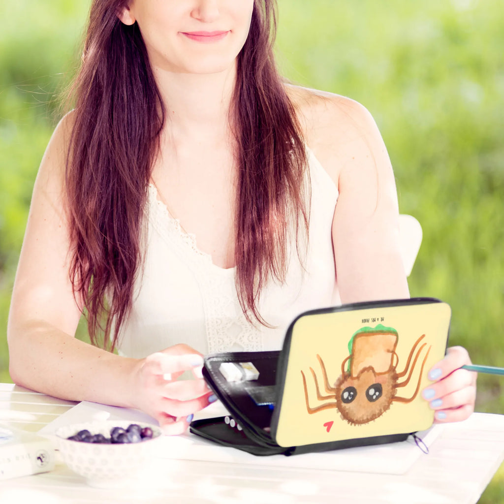 Federmappe Spinne Agathe Sandwich Stifteetui, Bleistift Etui, Schreibmappe, Schreibetui, Mäppchen, Malmappe, Federmäppchen, Stiftebeutel, Farbstiftetui, Etui für Stifte, Zeichenetui, Stiftemappe, Buntstiftmäppchen, Schüleretui, Stiftetasche, Schlampermäppchen, Federtasche, Federmappe Set, Schuletui, Schulmäppchen, Buntstiftetui, Stifte Etui, Bleistiftetui, Spinne, Agathe, Videos, Merchandise, Spinne Agathe, Lebensfreude, Mut, Hungrig, Verfressen, Alles Wird gut, Hunger, Glück