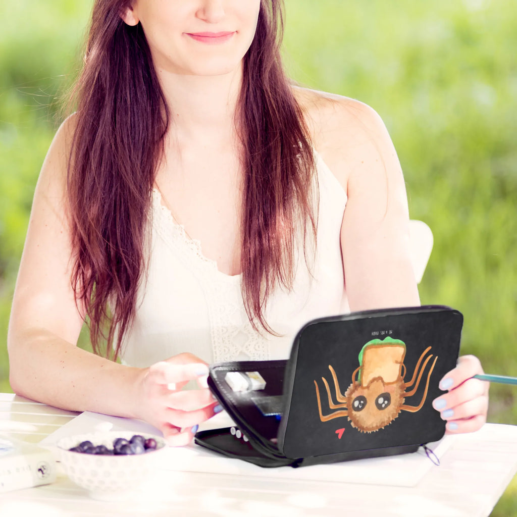 Federmappe Spinne Agathe Sandwich Stifteetui, Bleistift Etui, Schreibmappe, Schreibetui, Mäppchen, Malmappe, Federmäppchen, Stiftebeutel, Farbstiftetui, Etui für Stifte, Zeichenetui, Stiftemappe, Buntstiftmäppchen, Schüleretui, Stiftetasche, Schlampermäppchen, Federtasche, Federmappe Set, Schuletui, Schulmäppchen, Buntstiftetui, Stifte Etui, Bleistiftetui, Spinne, Agathe, Videos, Merchandise, Spinne Agathe, Lebensfreude, Mut, Hungrig, Verfressen, Alles Wird gut, Hunger, Glück