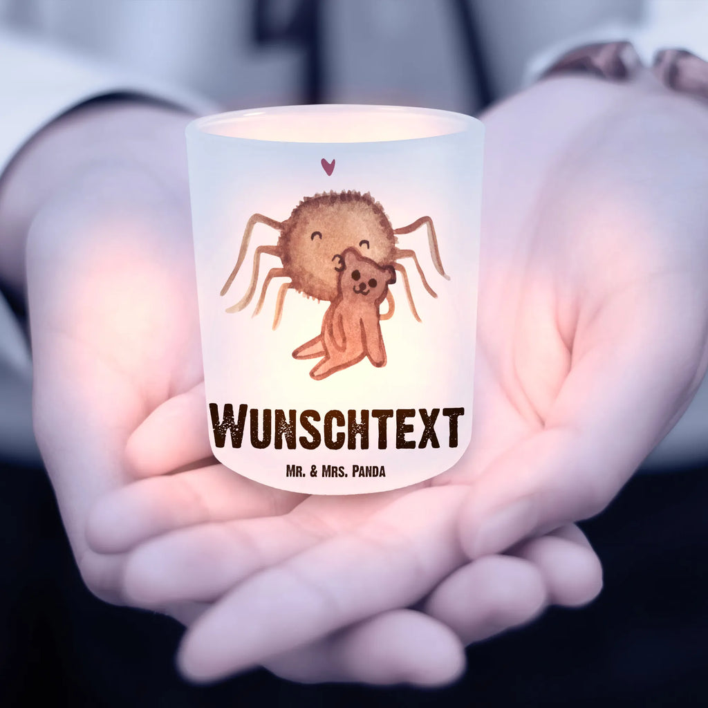Personalisiertes Windlicht Spinne Agathe Teddy Teelichthalter für Draußen Selber Gestalten, Windlicht Glas mit Wunschtext, Teelicht Glas mit Namen, Windlichter für Teelichter, Windglas, Windlicht Garten mit Namen, Teelichthalter mit Wunschtext, Windlicht Draußen Selber Gestalten, Windlichtgläser, Windlichter mit Namen, Teelichthalter Outdoor mit Namen, Windlicht mit Namen, Windlicht Vintage mit Namen, Teelichthalter mit Namen, Windlicht Dekoration mit Namen, Kerzengläser, Spinne Agathe, Spinne, Agathe, Videos, Merchandise, Dankeschön, Treue, Verliebt, Freundschaft, Liebesgeschenk, Teddy, Liebesbeweis, Miteinander