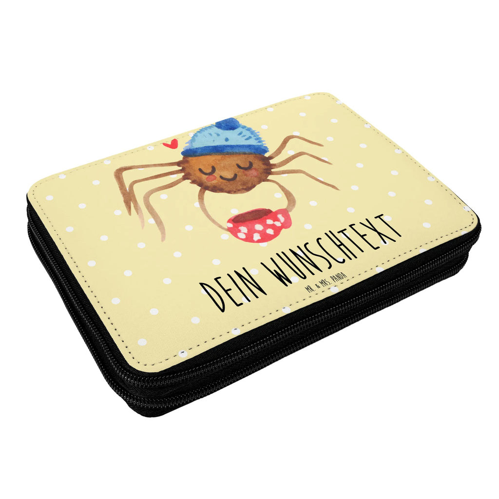 Personalisierte Federmappe Spinne Agathe Kaffee Motiv, Stifterolle mit Namen, Federmappe Einschulung, Kind, Bestückte Federmappe, Personalisierte Federmappe, Stiftemappe mit Namen, Federmäppchen bedruckt, Personalisierte Stiftetasche, Personalisierte Stifterolle, PersonalisierteS Stifte Etui, Federmäppchen mit Namen, Büro Stifte Etui, Schülerin, Geschenk, Schüler, Federmappe mit Namen, PersonalisierteS Federmäppchen, Kinder Federmappe, Einschulung, Schule, Grundschule, Spinne Agathe, Spinne, Agathe, Videos, Merchandise, Weiser Spruch, Morgen, Lebensweisheiten, Kaffee, Morgenmuffel