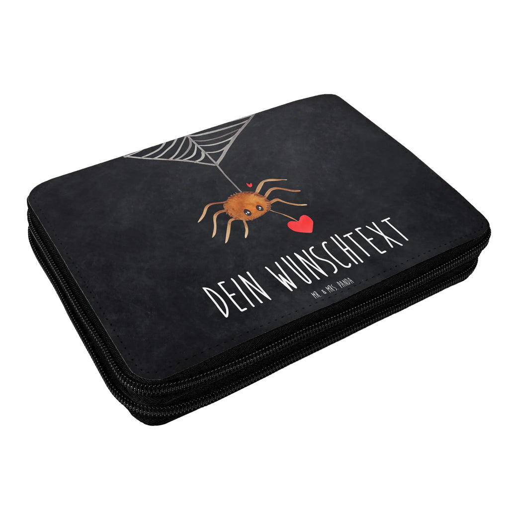 Personalisierte Federmappe Spinne Agathe Liebe Büro Stifte Etui, Schüler, Schule, PersonalisierteS Federmäppchen, Personalisierte Stifterolle, Personalisierte Federmappe, Stifterolle mit Namen, Einschulung, Personalisierte Stiftetasche, Kinder Federmappe, Federmappe Einschulung, Federmäppchen mit Namen, PersonalisierteS Stifte Etui, Motiv, Federmappe mit Namen, Kind, Stiftemappe mit Namen, Schülerin, Geschenk, Grundschule, Bestückte Federmappe, Federmäppchen bedruckt, Spinne Agathe, Spinne, Agathe, Videos, Merchandise, Liebe, Verliebt, Liebesgeschenk, Liebesbeweis