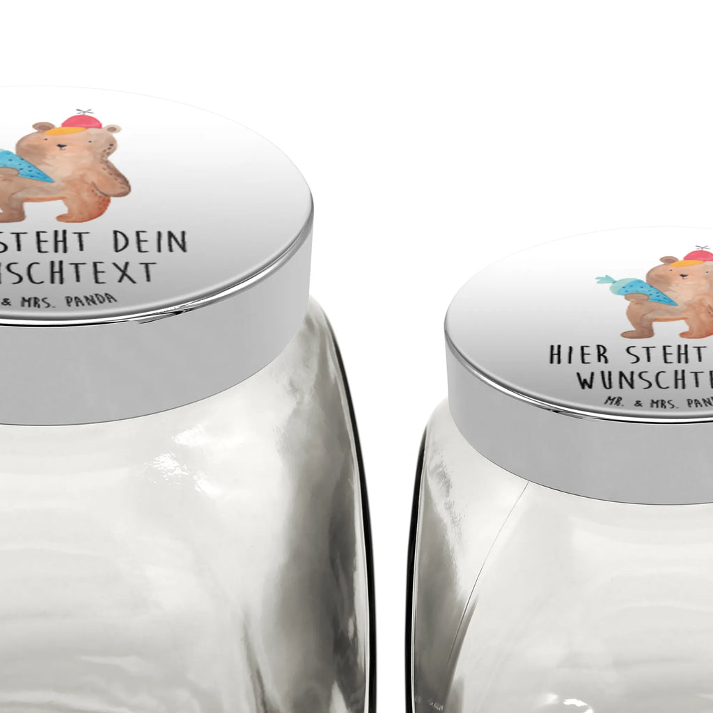 Personalisiertes Bonbonglas Bär mit Schultüte Bonbonglas Für Erwachsene Personalisiert, Bonbonglas Graviert, Bonboniere Mit Gravur, Glasdose Für Bonbons Personalisiert, Bonbonglas Selbst Gestalten, Vorratsglas Für Süßigkeiten Personalisiert, Bonbonglas Mit Spruch, Bonbonglas Bedruckt, Deko Bonbonglas Mit Gravur, Leckerliglas Mit Wunschtext, Glasbehälter Für Naschzeug Mit Gravur, Bonbonglas Mit Namen, Bonbonglas Mit Deckel Und Gravur, Bonbonglas Mit Liebevollem Spruch, Naschglas Mit Wunschtext, Bonbonglas Vintage Mit Wunschtext, Bonbonglas Mit Schraubdeckel Und Wunschtext, Naschdose Mit Namen, Bonbonglas Küche Mit Gravur, Bonbonglas Als Geschenk Personalisiert, Glas Für Bonbons Mit Namen, Personalisiertes Bonbonglas, Aufbewahrungsglas Für Süßes Mit Namen, Bonbonglas Party Mit Wunschtext, Geschenkglas Für Süßes Mit Wunschtext, Bonbonglas Mit Wunschtext, Glas Für Naschkatzen Mit Wunschtext, Bonbonglas Für Kinder Mit Namen, Bonbonglas Mit Korken Und Namen, Süßigkeitenglas Mit Wunschtext, Bonbonglas Retro Mit Namen, Vorratsdose Für Süßigkeiten Mit Gravur, Candyglas Mit Gravur, Bär, Teddy, Teddybär, Schulanfang, Bär Motiv, Schule Geschenk, Erster Schultag Geschenk, Schultüte, Grundschule, Schulbeginn, Einschulung Geschenk